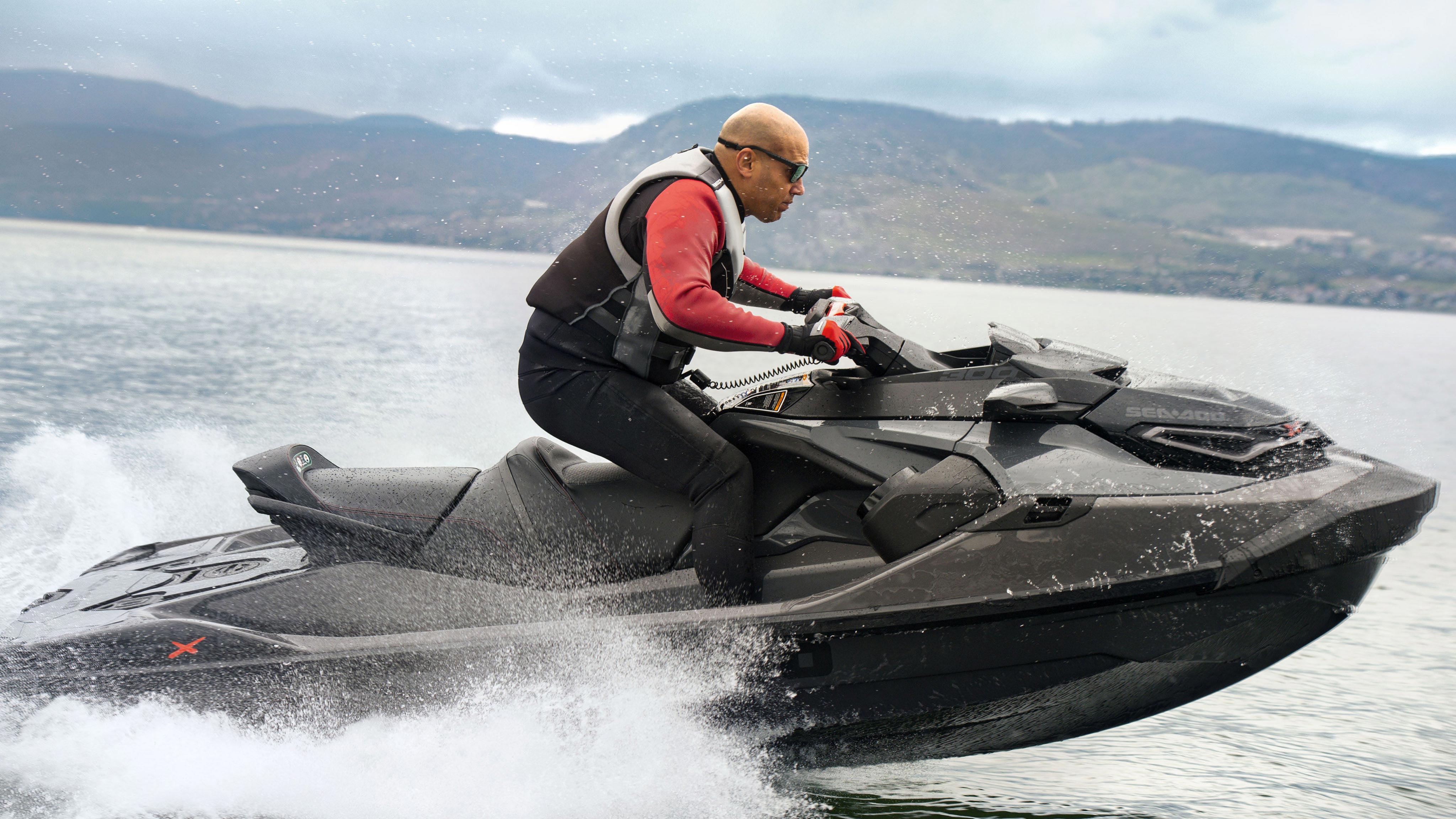 Маж кој ужива на својот 2023 Sea-Doo RXT-X 300