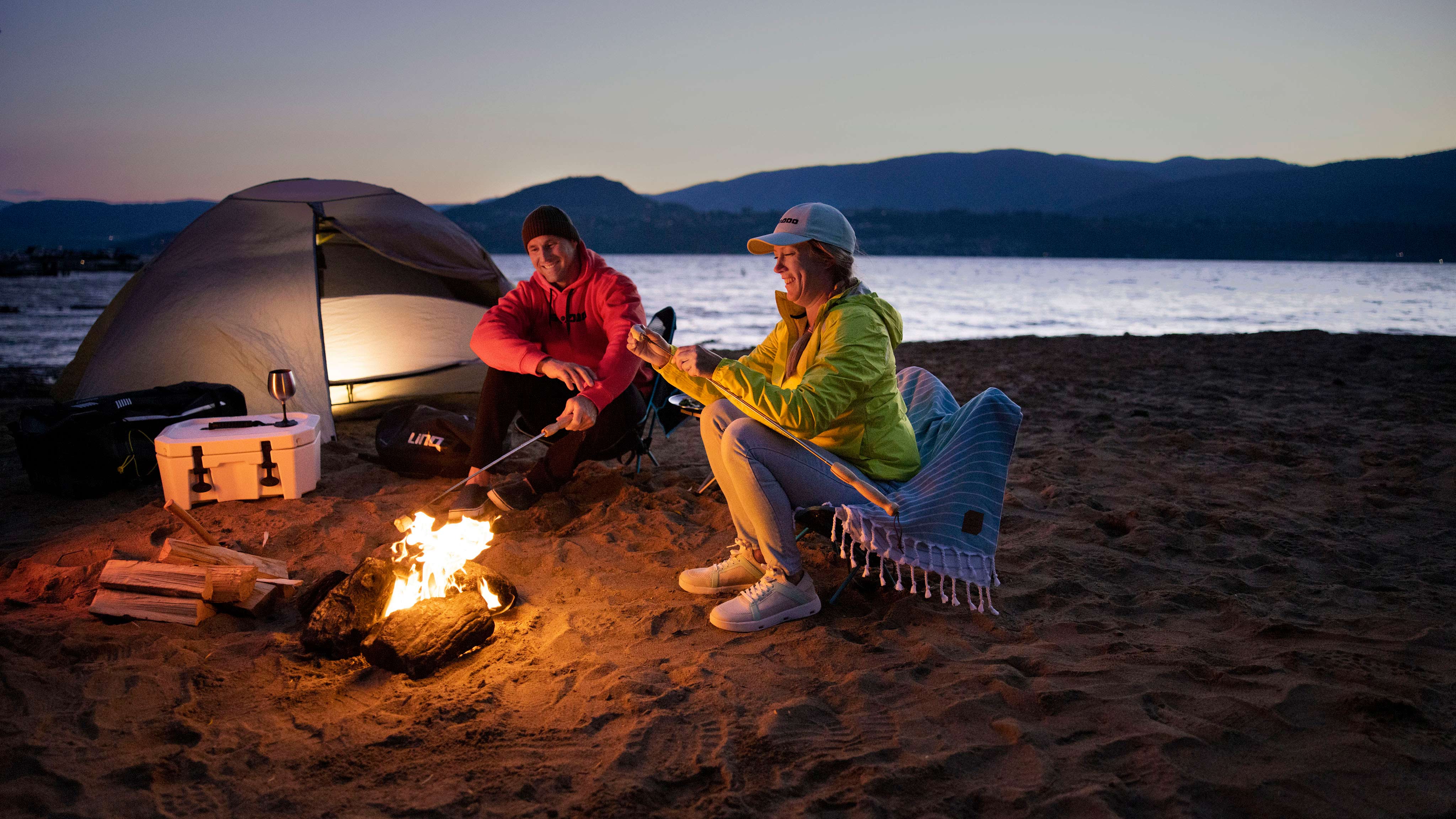 Couple on a camping spot next to a lake