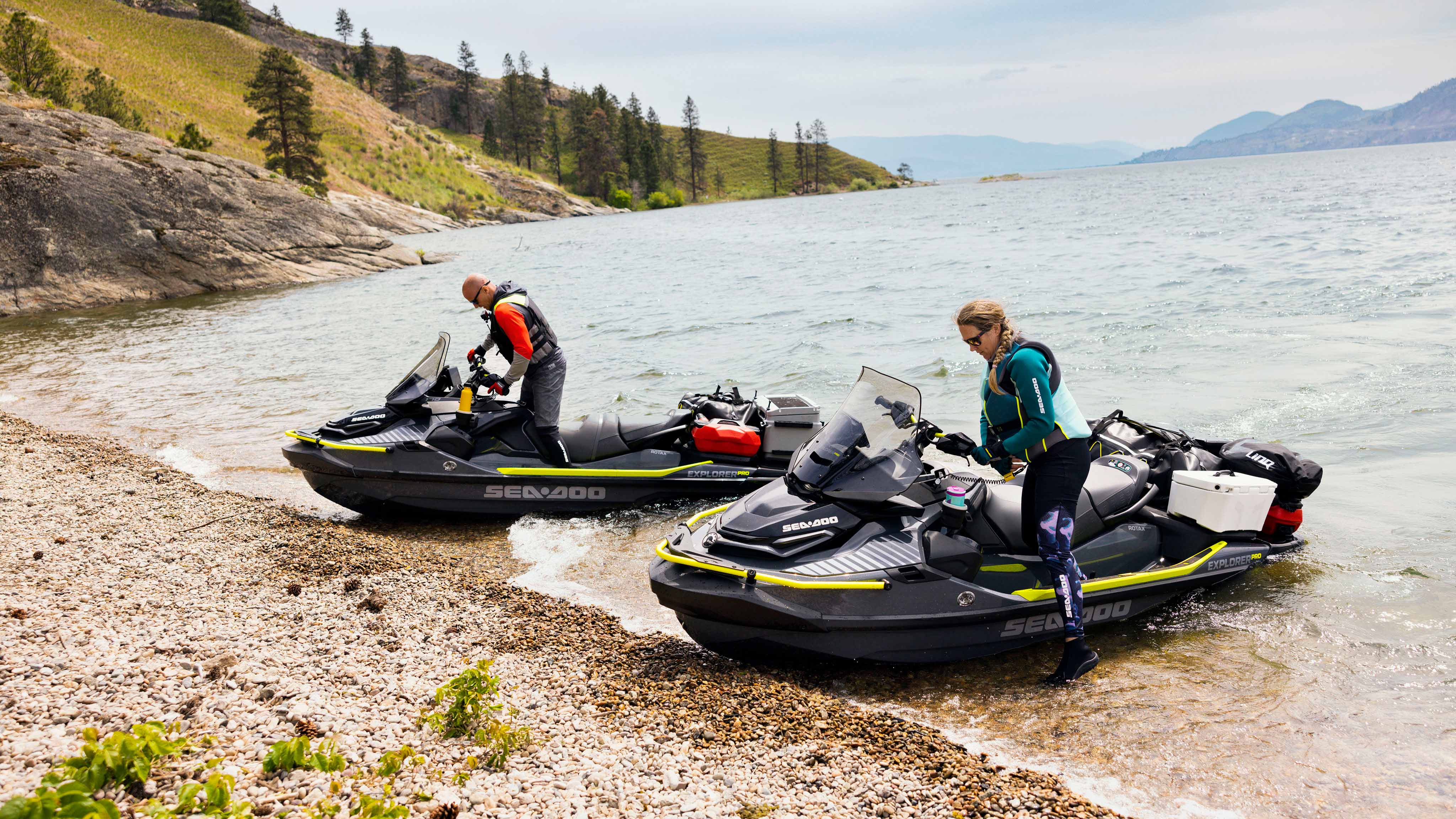 Пар кој се приближува на плажа со своите Sea-Doo Explorer Pro 170