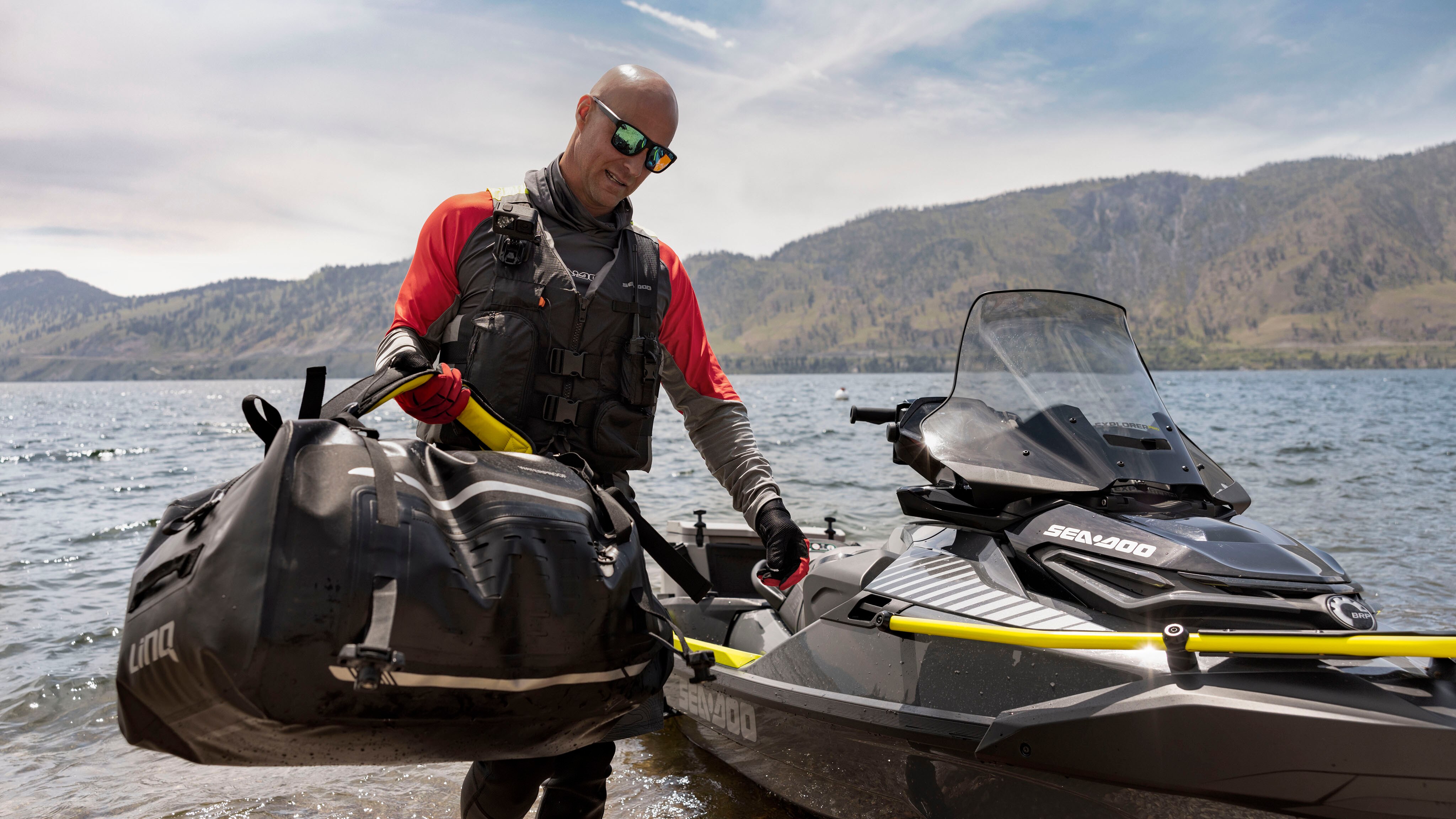 Sea-Doo Explorer Pro'nun yanında Explorer Çantasını taşıyan adam