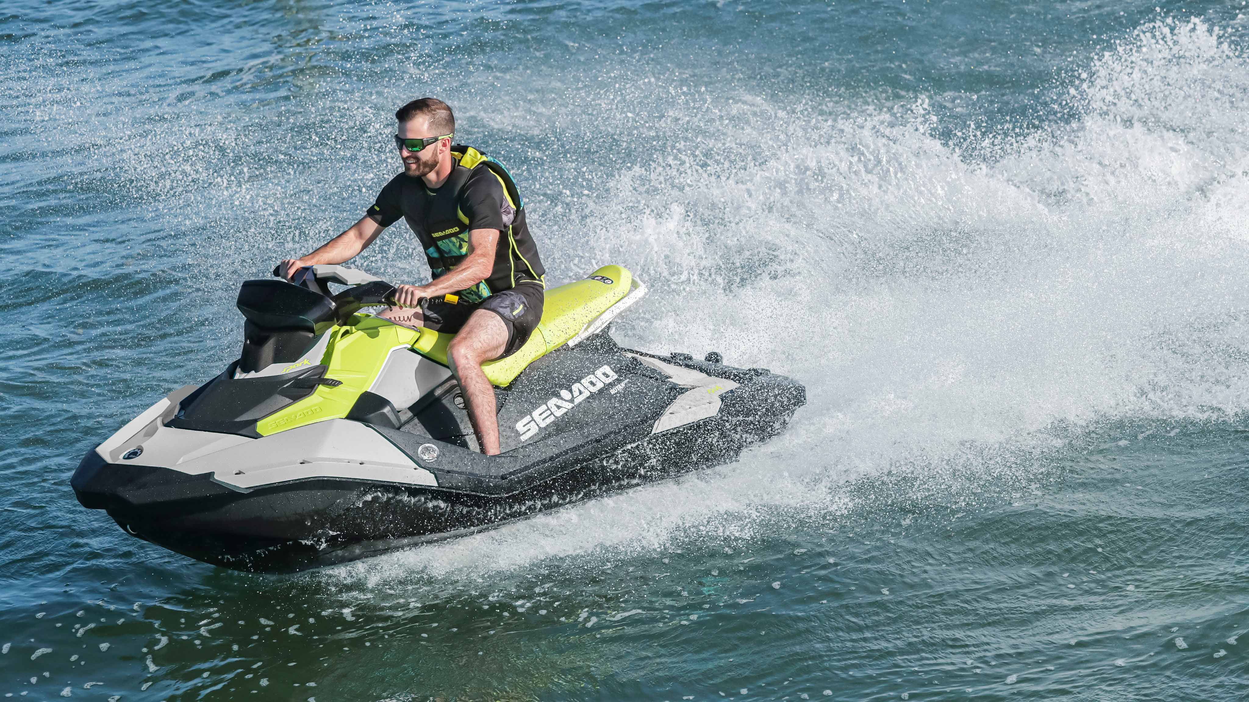 Muž jazdí na Sea-Doo Spark