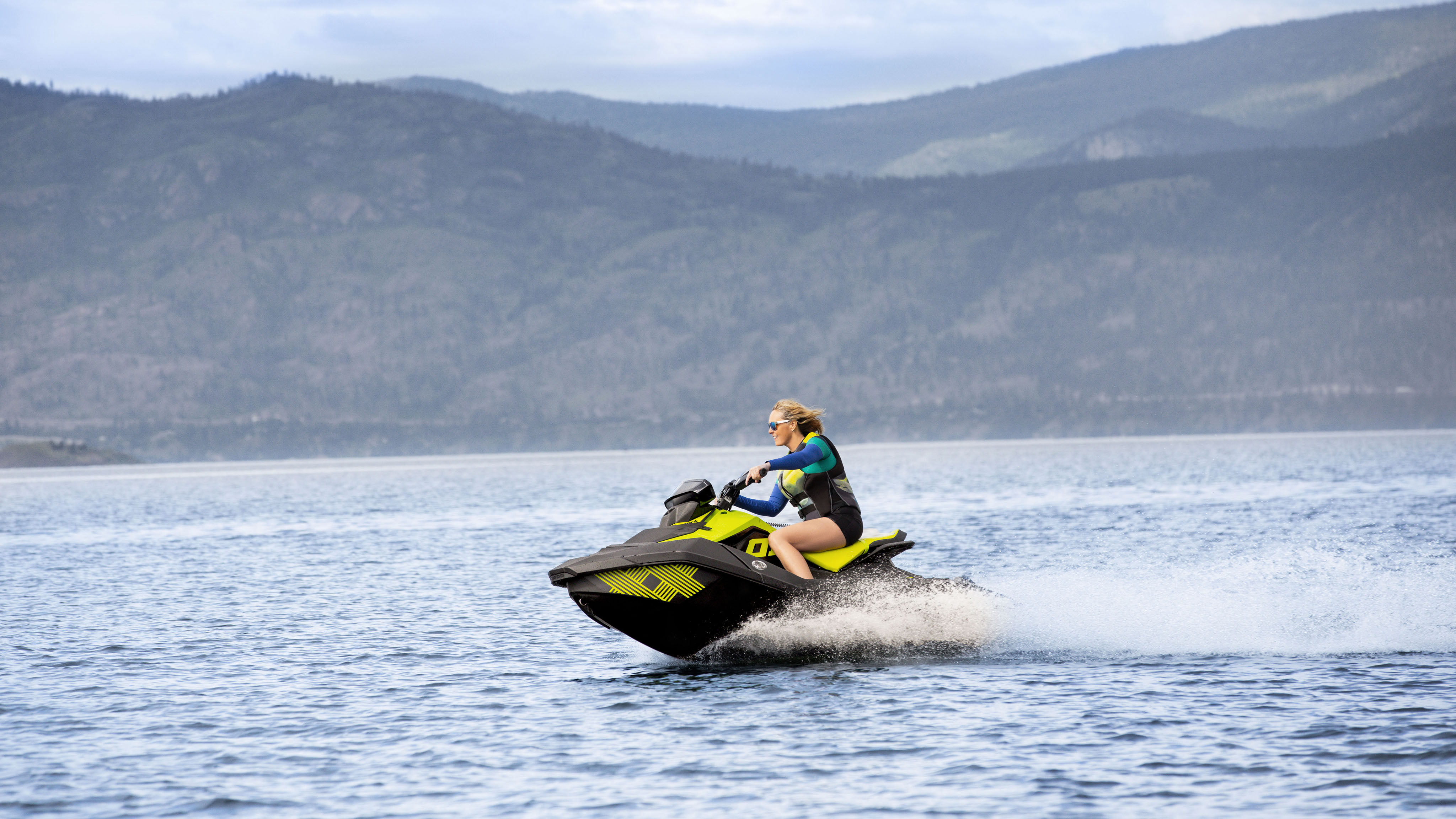 Жена која го вози својот Sea-Doo Spark Trixx