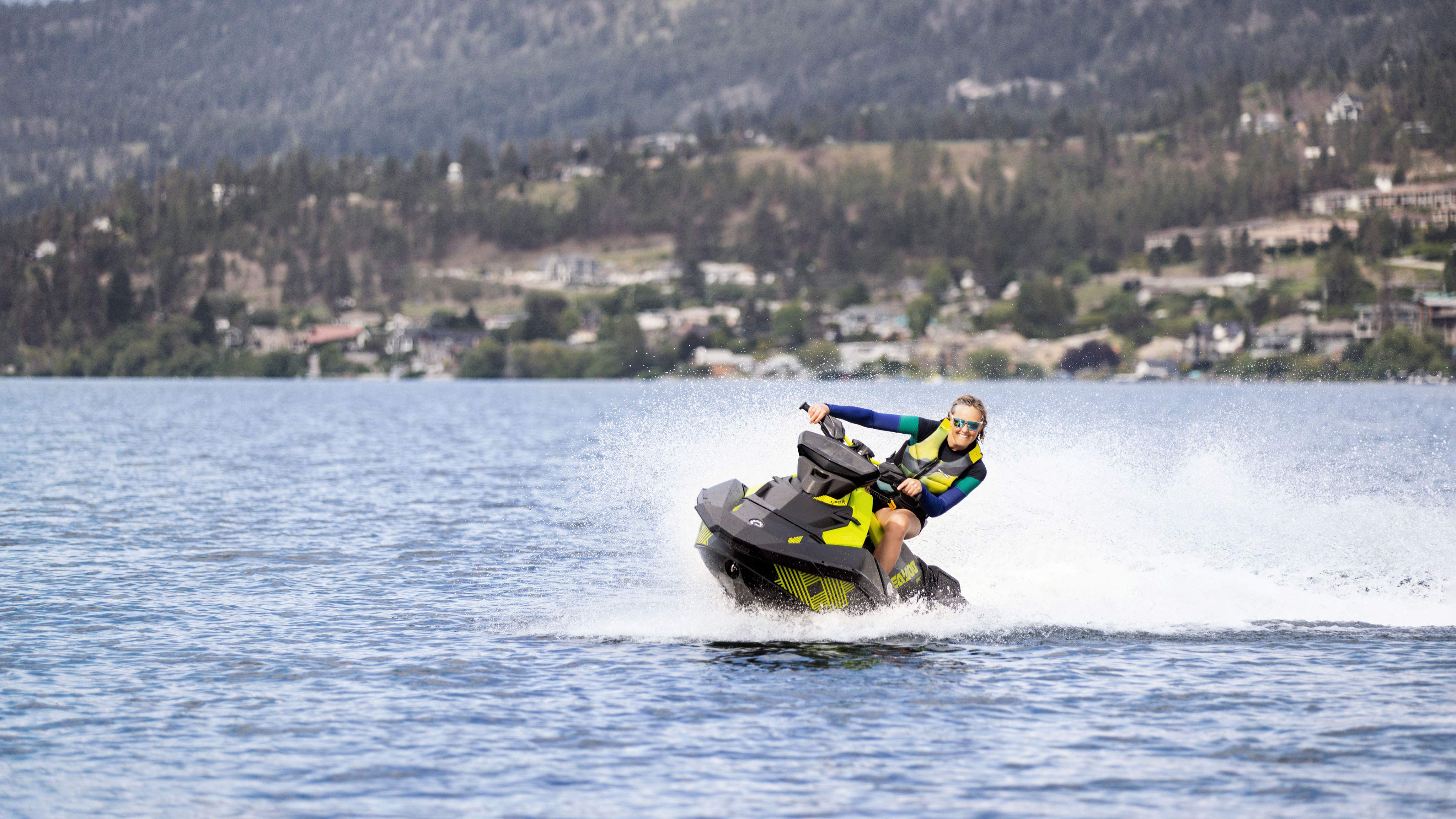 Žena si užíva jazdu na Sea-Doo Spark Trixx