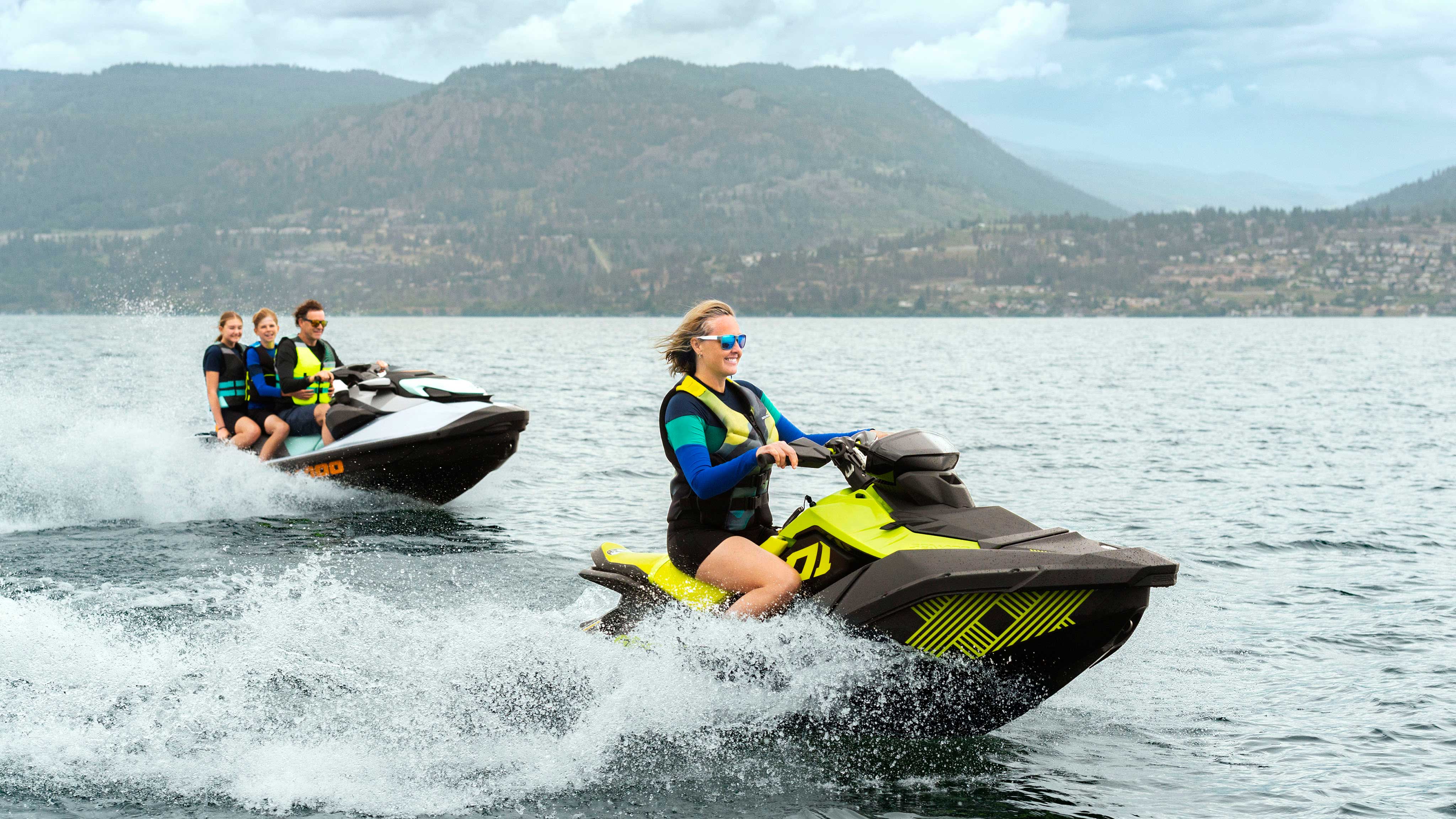 Мајка на својот Sea-Doo Spark Trixx следена од својата фамилија со нивниот GTI SE