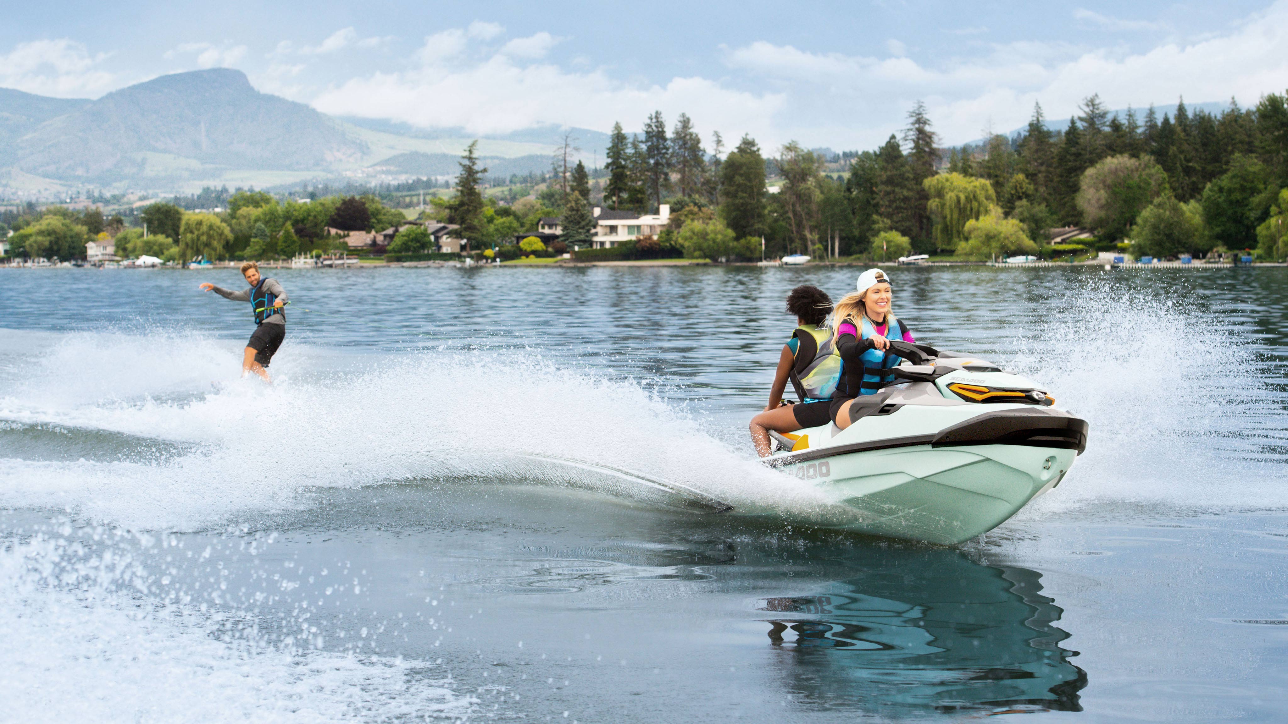 Sea-Doo Wake Pro'nun arkasında bir wakeboardcuyu çeken kadın