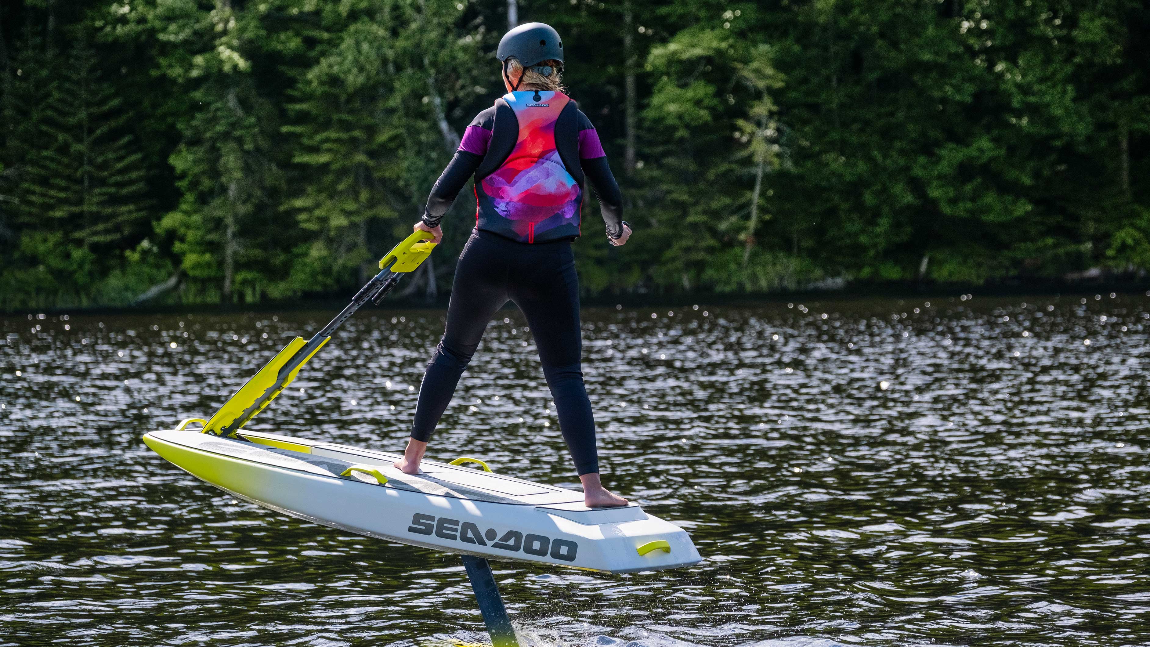 Žena surfuje na Sea-Doo Rise, novej elektrickej hydrofoil doske