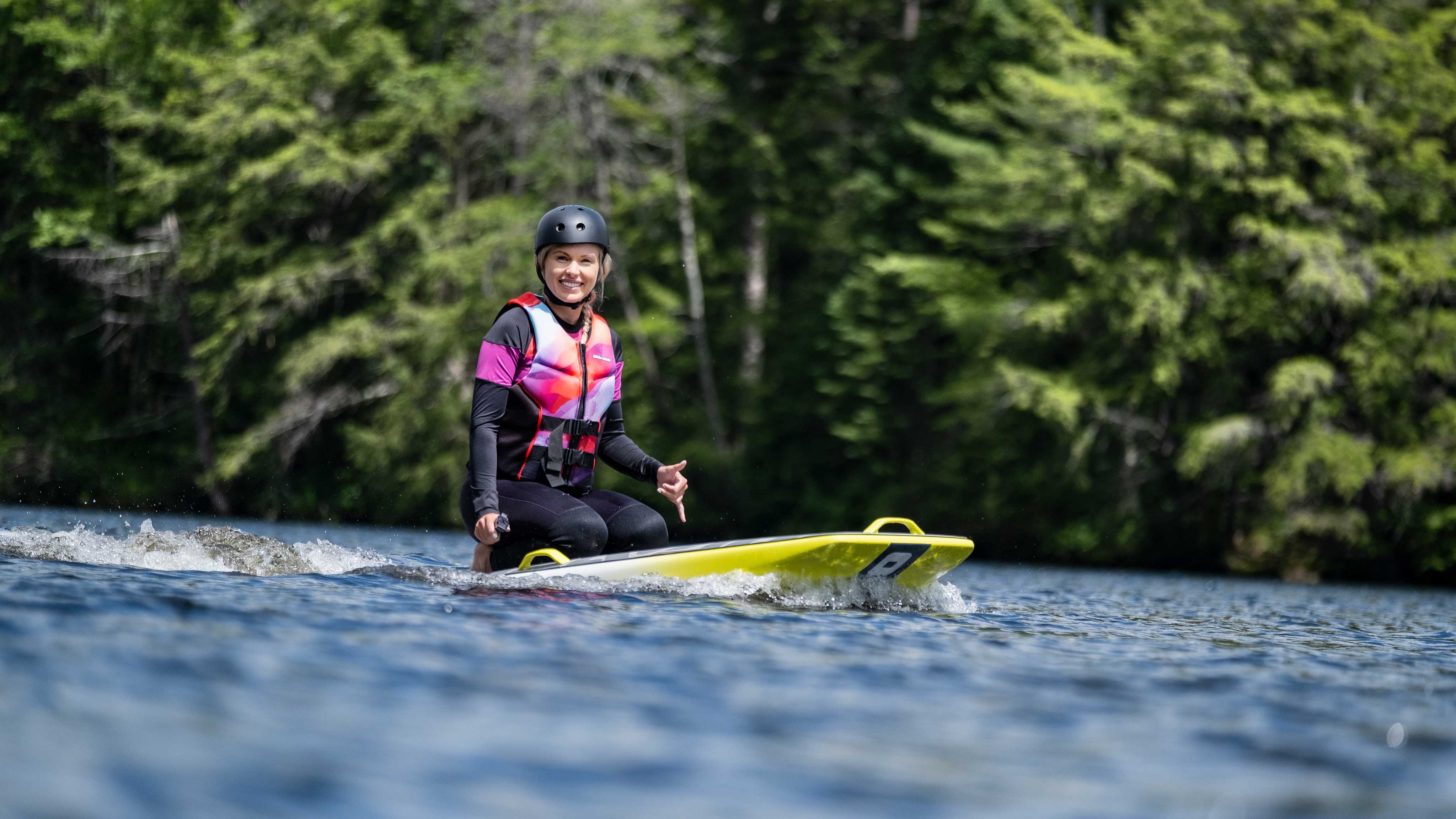 Žena na vode na Sea-Doo Rise eFoil