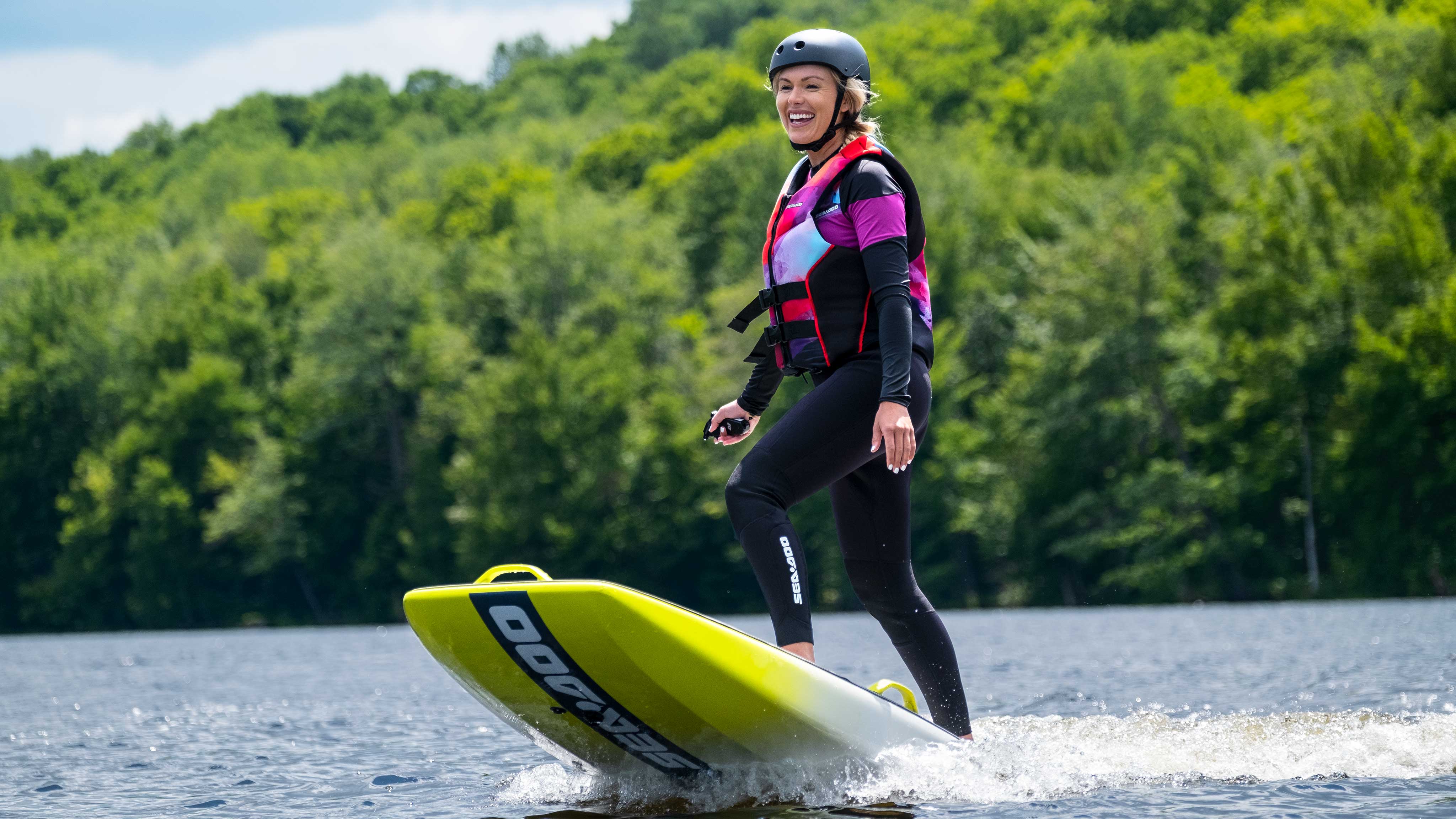 Žena používa novú elektrickú hydrofoil (eFoil) dosku Sea-Doo