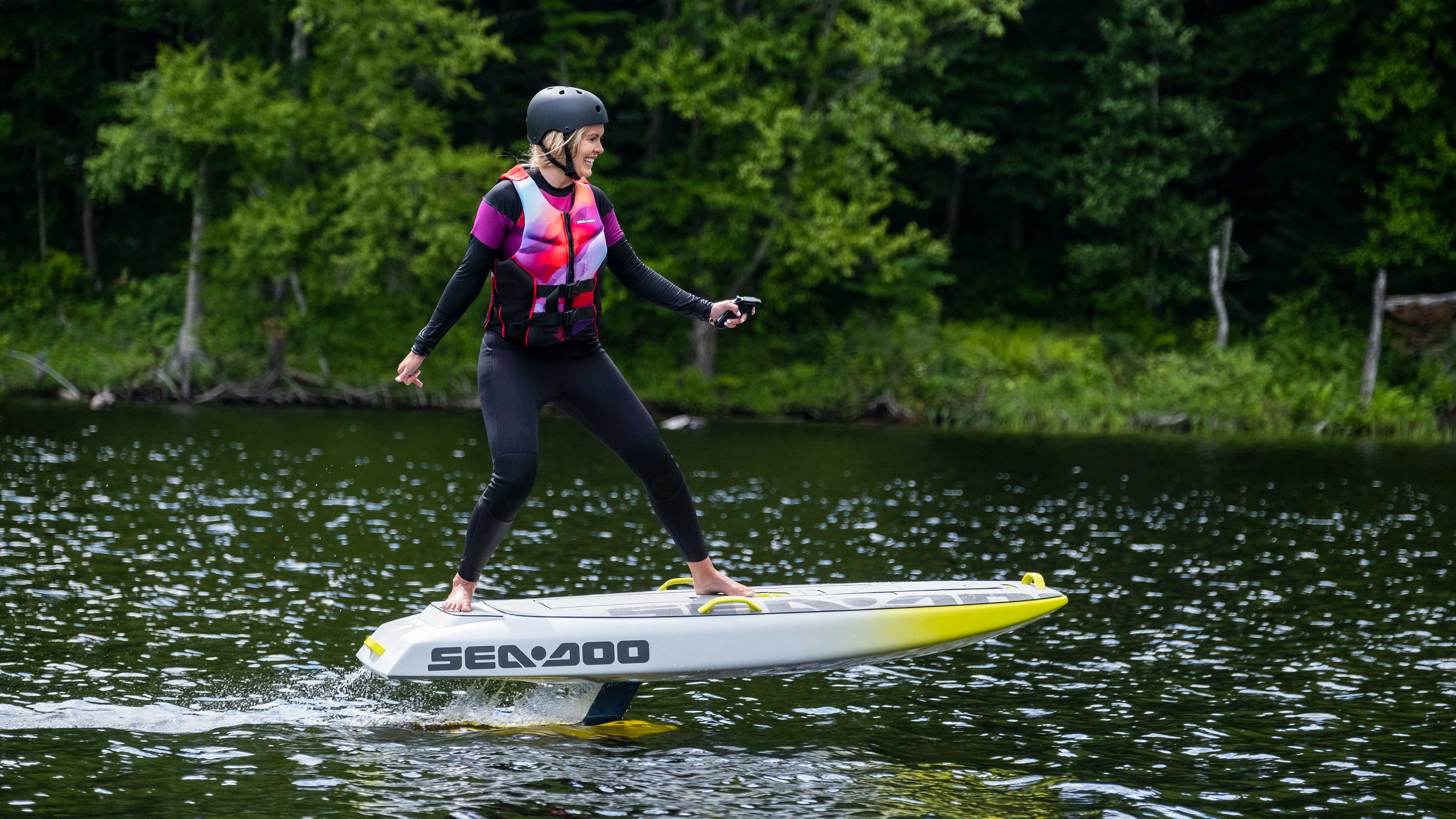 Девојка која сурфа на својата нова Sea-Doo Rise електрична даска за сурфање.