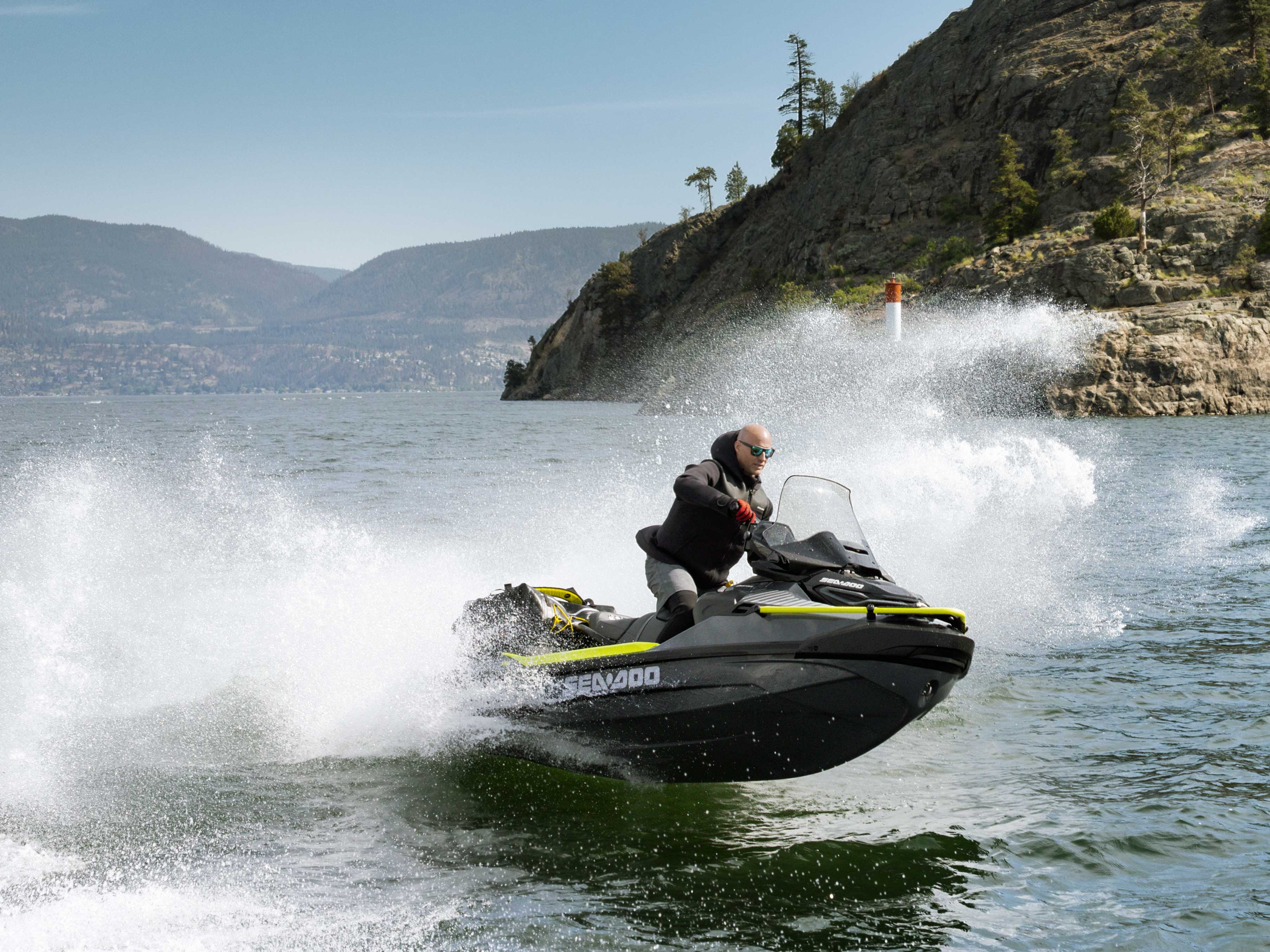 Mand sejler på Sea-Doo vandscooter