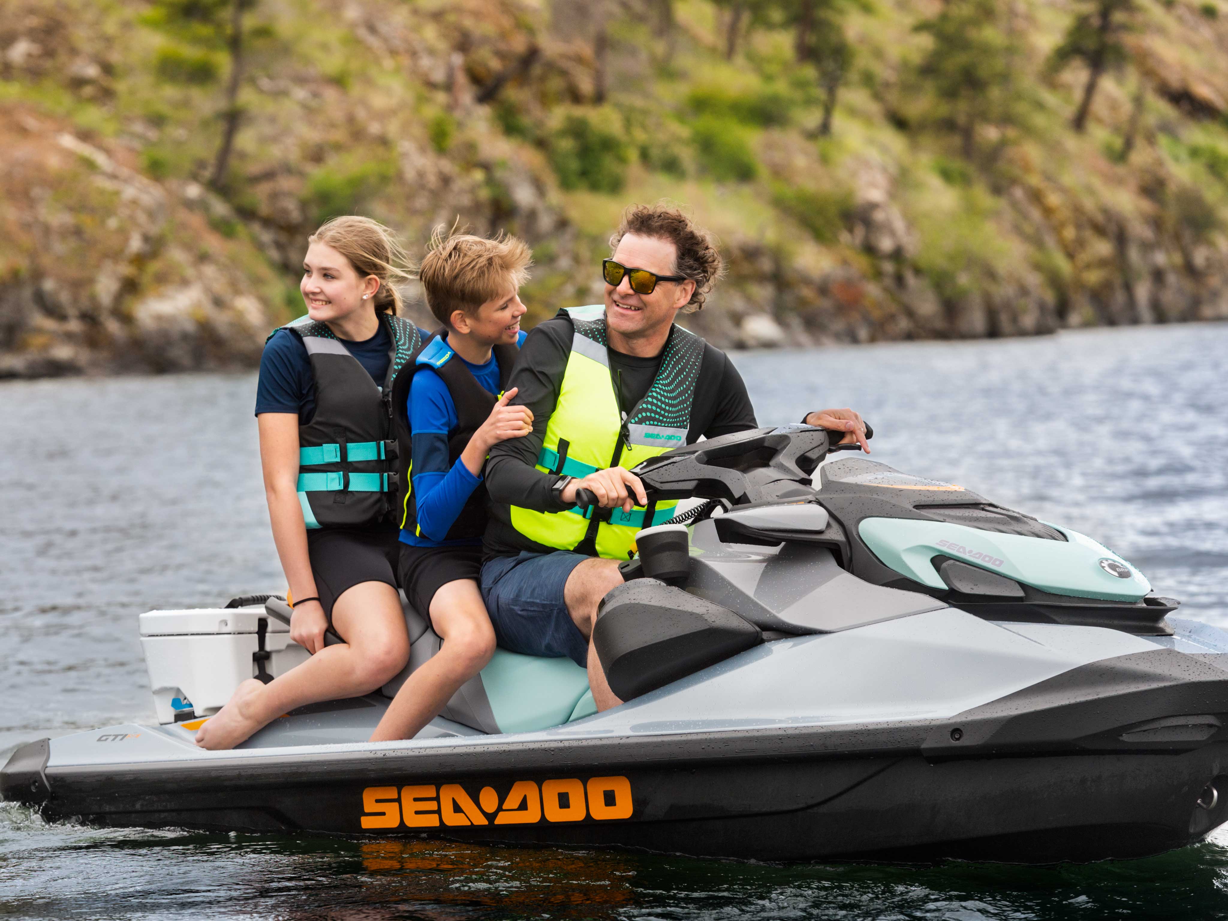 Pár jazdiaci na vodnom skútri Sea-Doo.