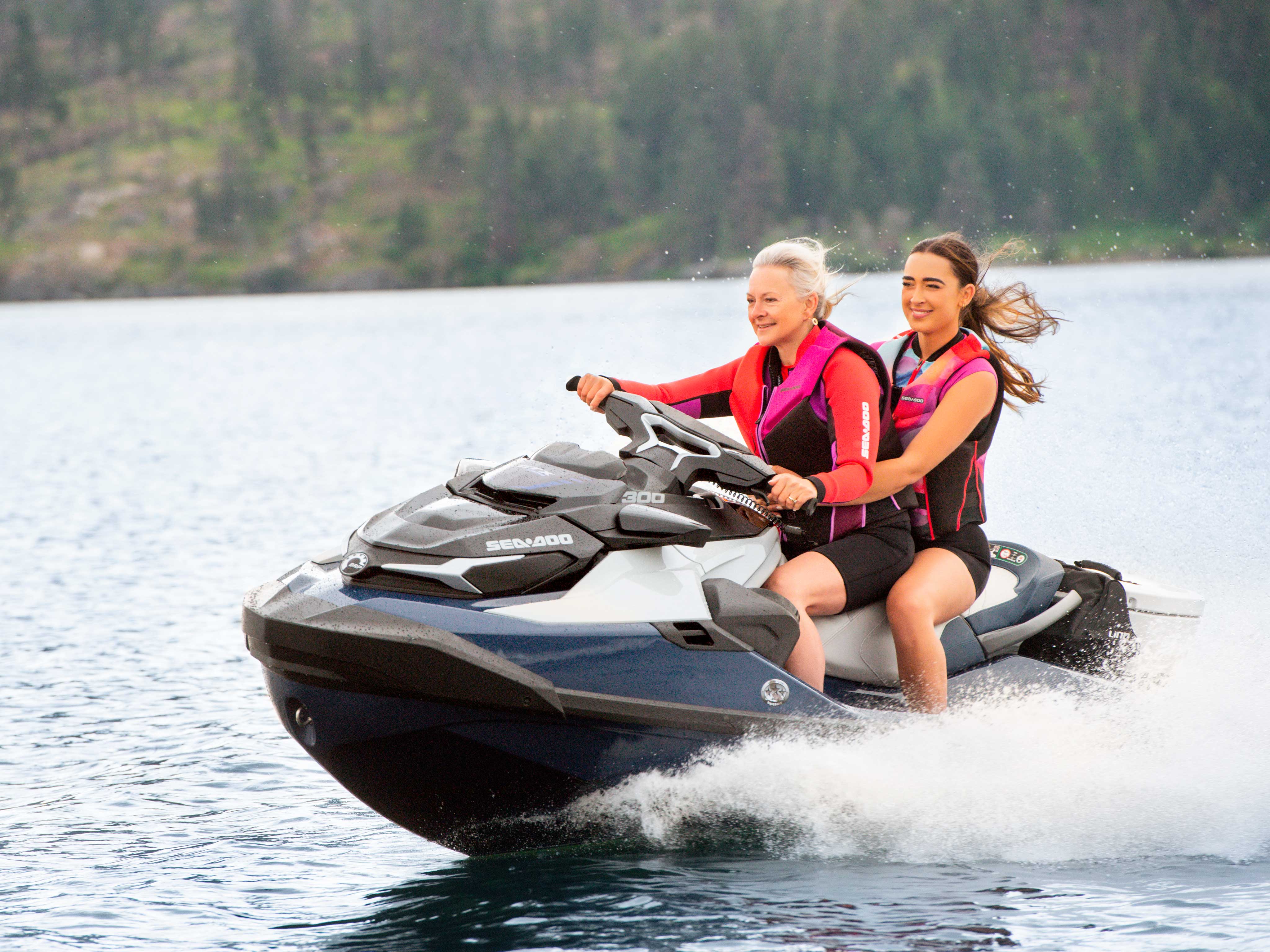 Covek vozi Sea-Doo Plovilo