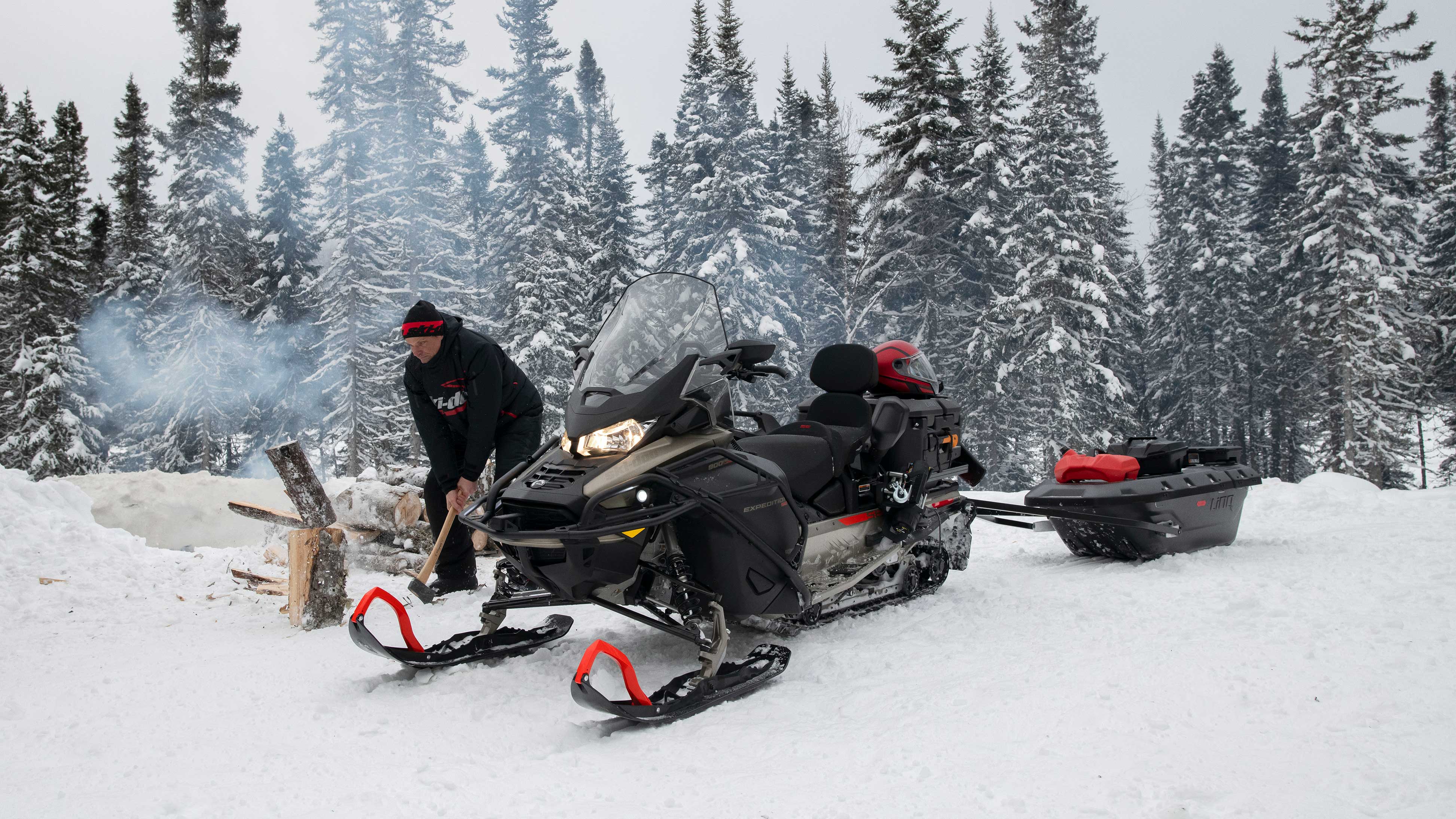 Ski-Doo Expedition ile çalışan adam