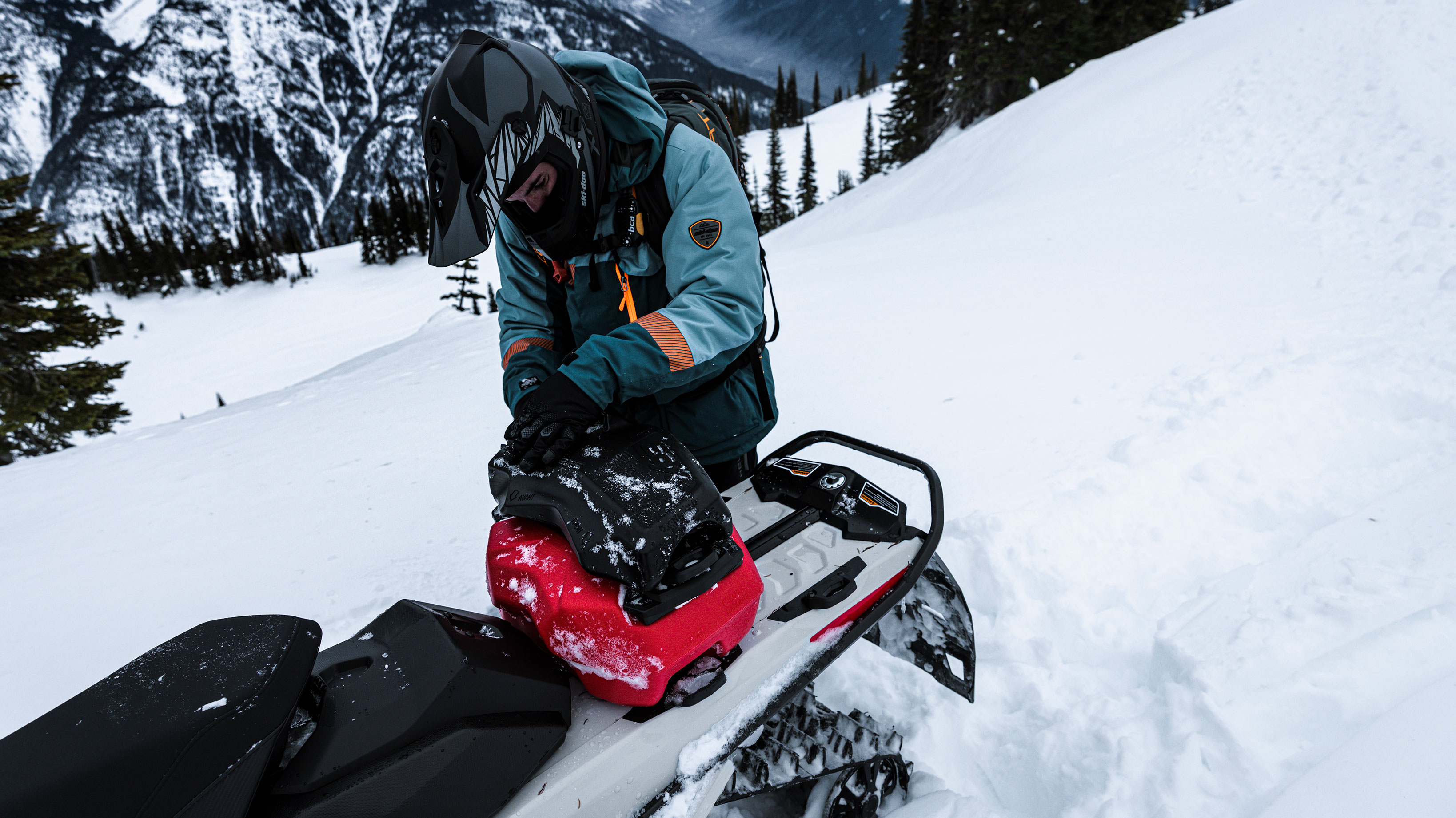 Top 5 must-have doplnkov pre backcountry jazdenie na snežných skútroch