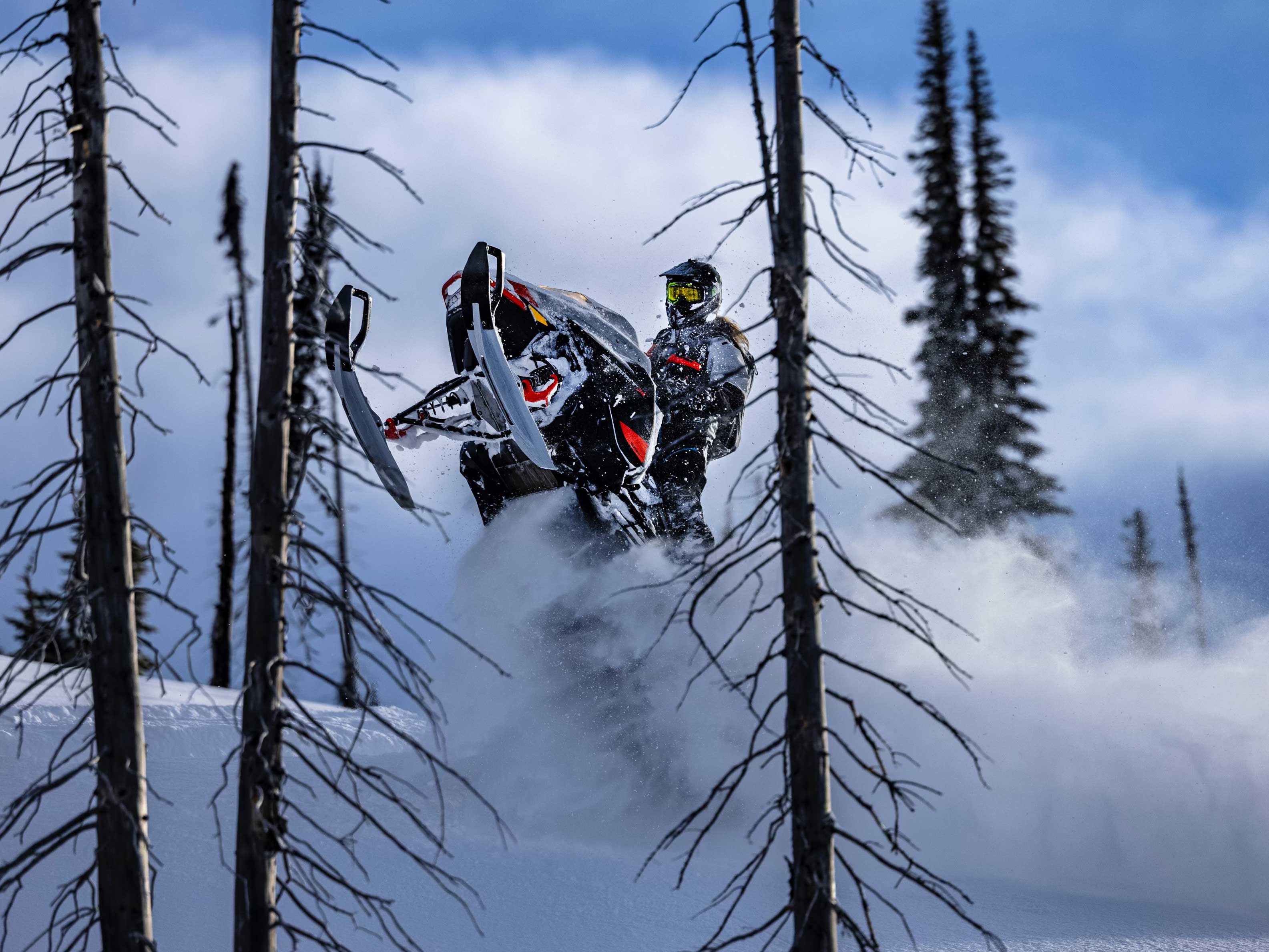 Ski-Doo Ambassador Shena Thomas Snowmobile Motorne Sanjke Amabsador