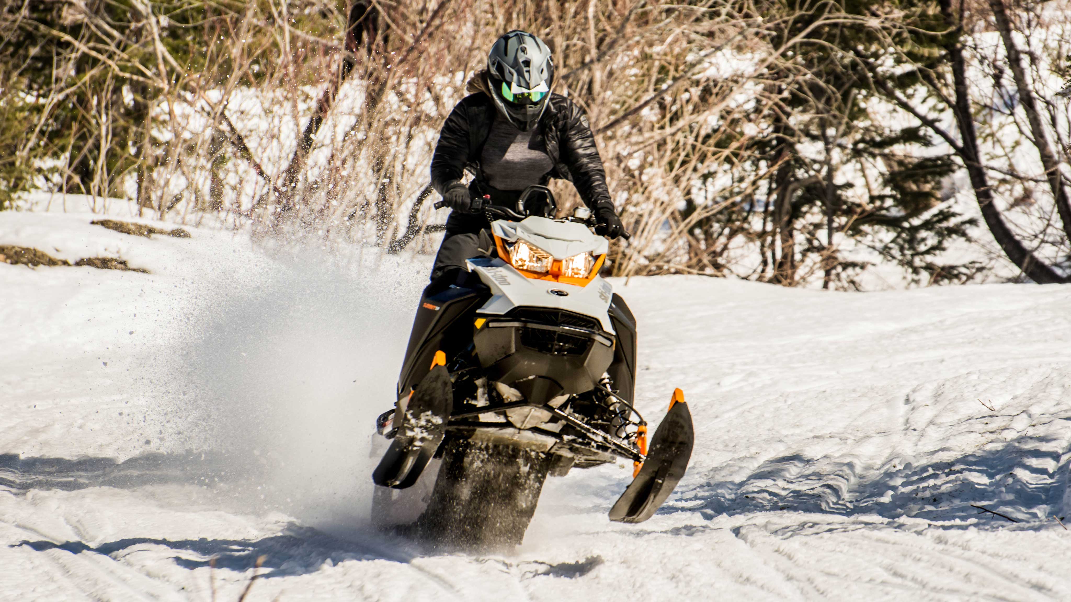 Жена на својата Ski-Doo моторна санка која ја освојува патеката.