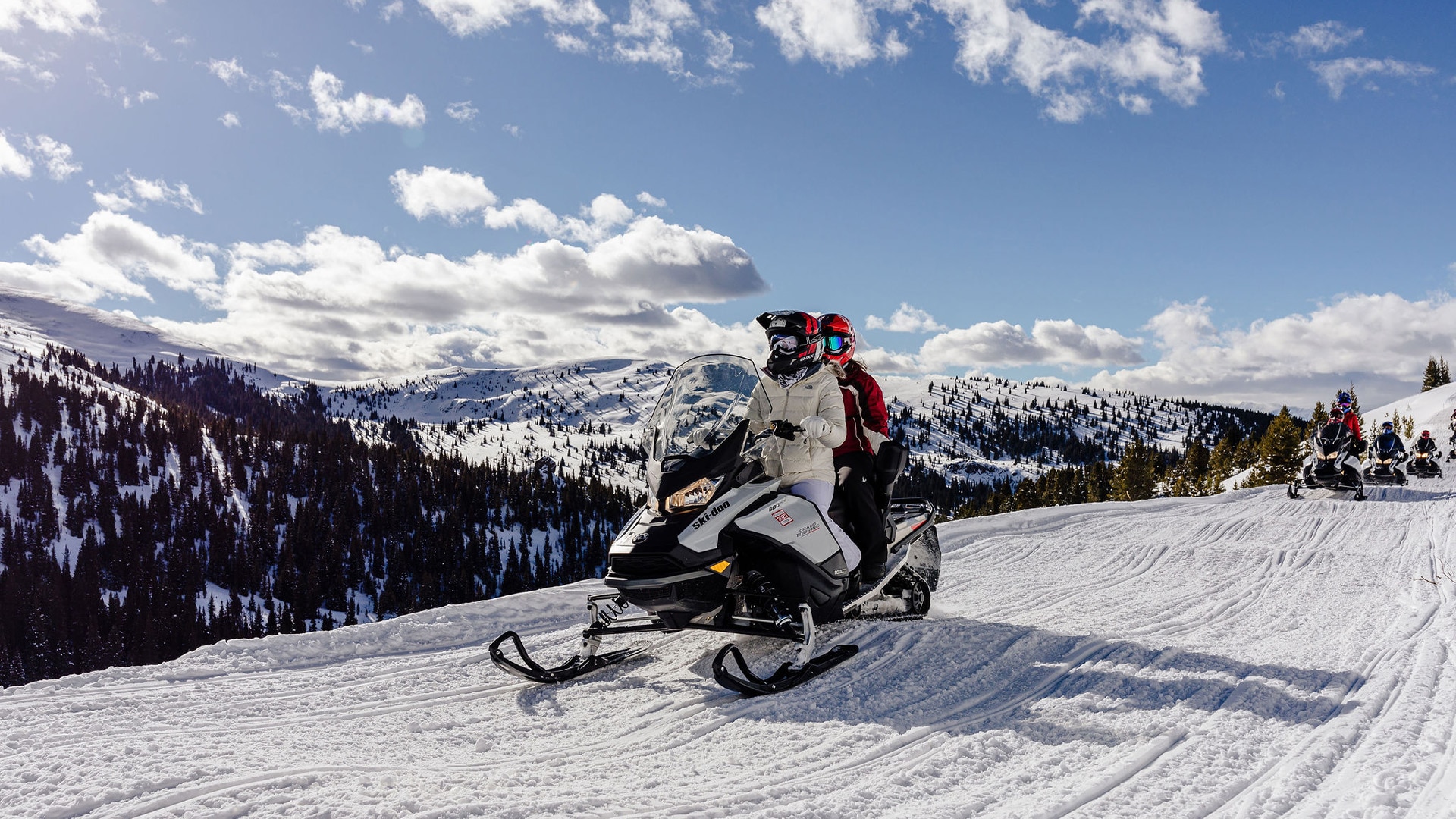 Ski-Doo motorne sanjke Snowmobile BRP Ski&Sea Couple riding 2 zaljubljenca
