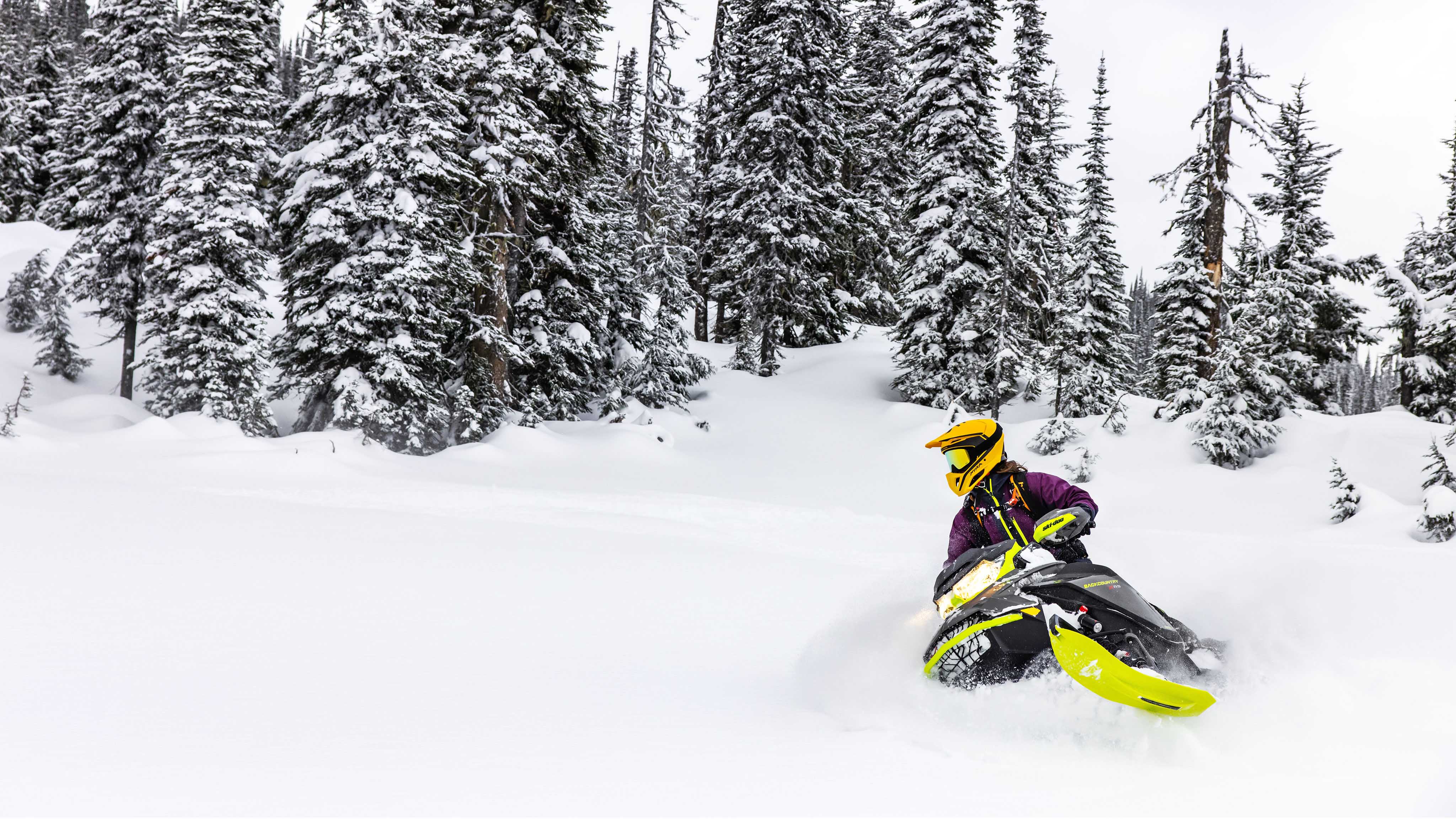 Žena jazdiaca na skútri Ski-Doo Backcountry model 2023