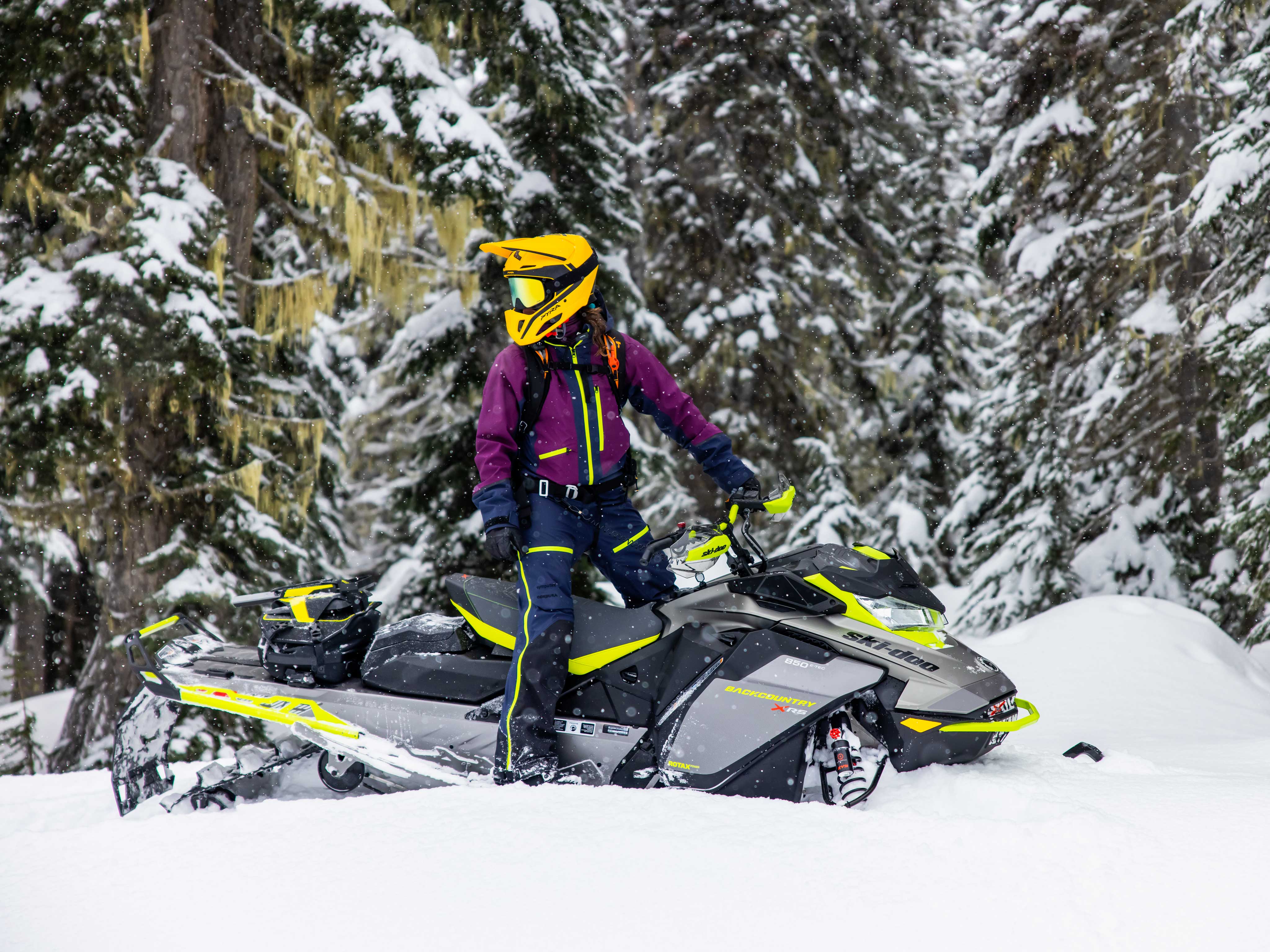 Žena na MY23 Ski-Doo Backcountry X-RS