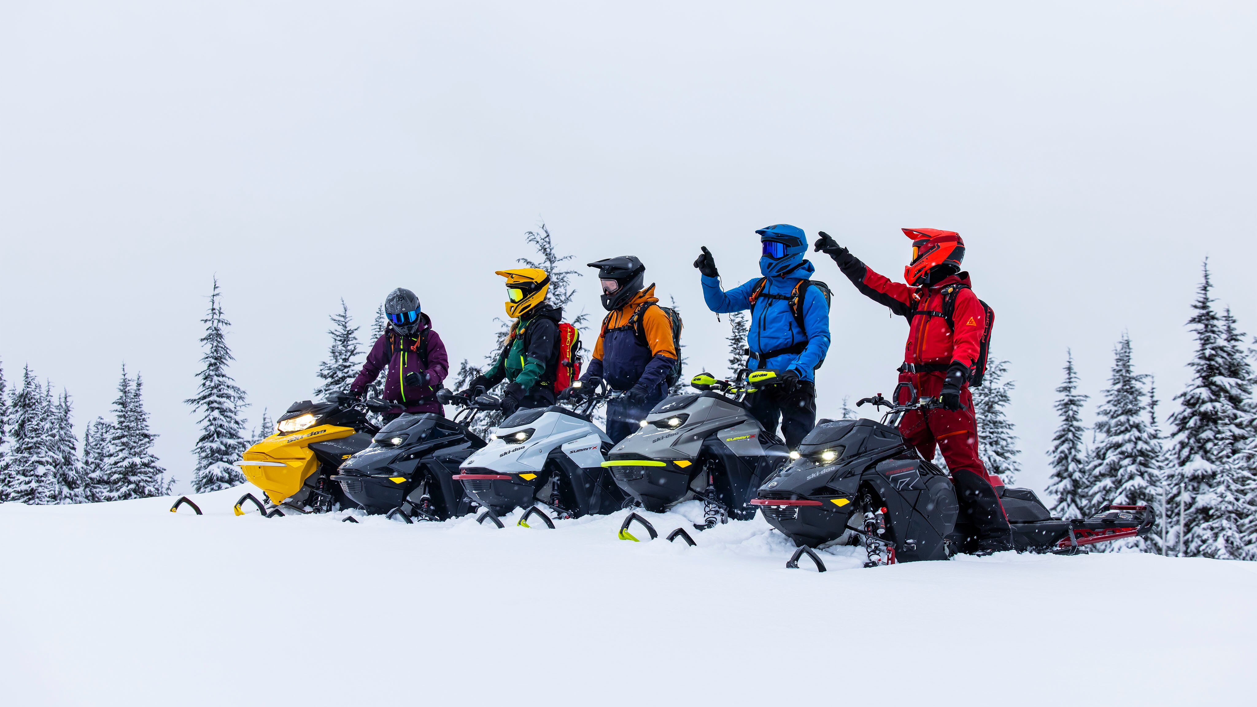 Muž jazdiaci na snežnom skútri Ski-Doo