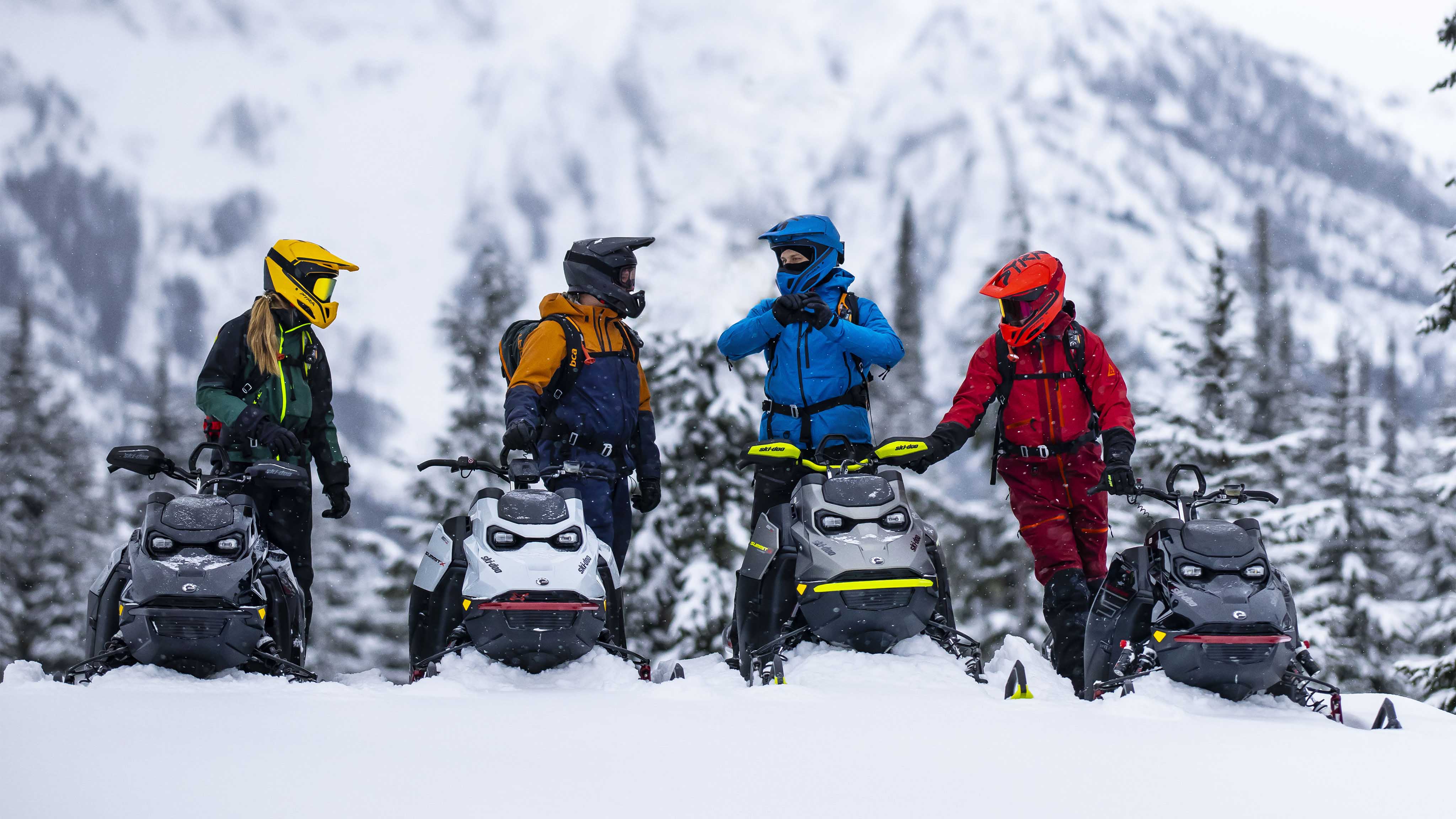 Семејство кое ужива во новата линија на Ski-Doo моторните санки