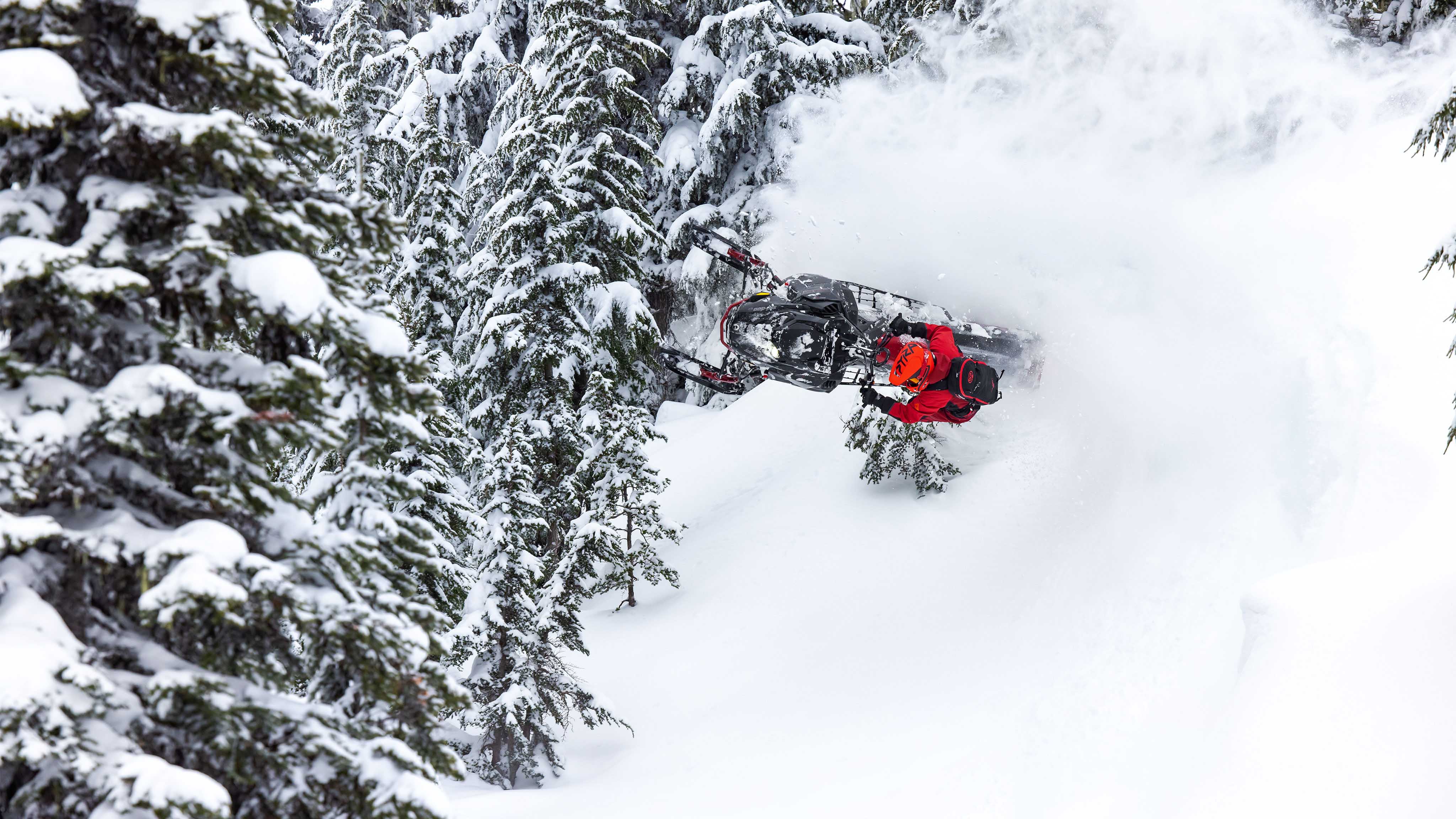 Muž jazdiaci na snežnom skútri v hlbokom snehu so skútrom Ski-Doo Freeride model 2023