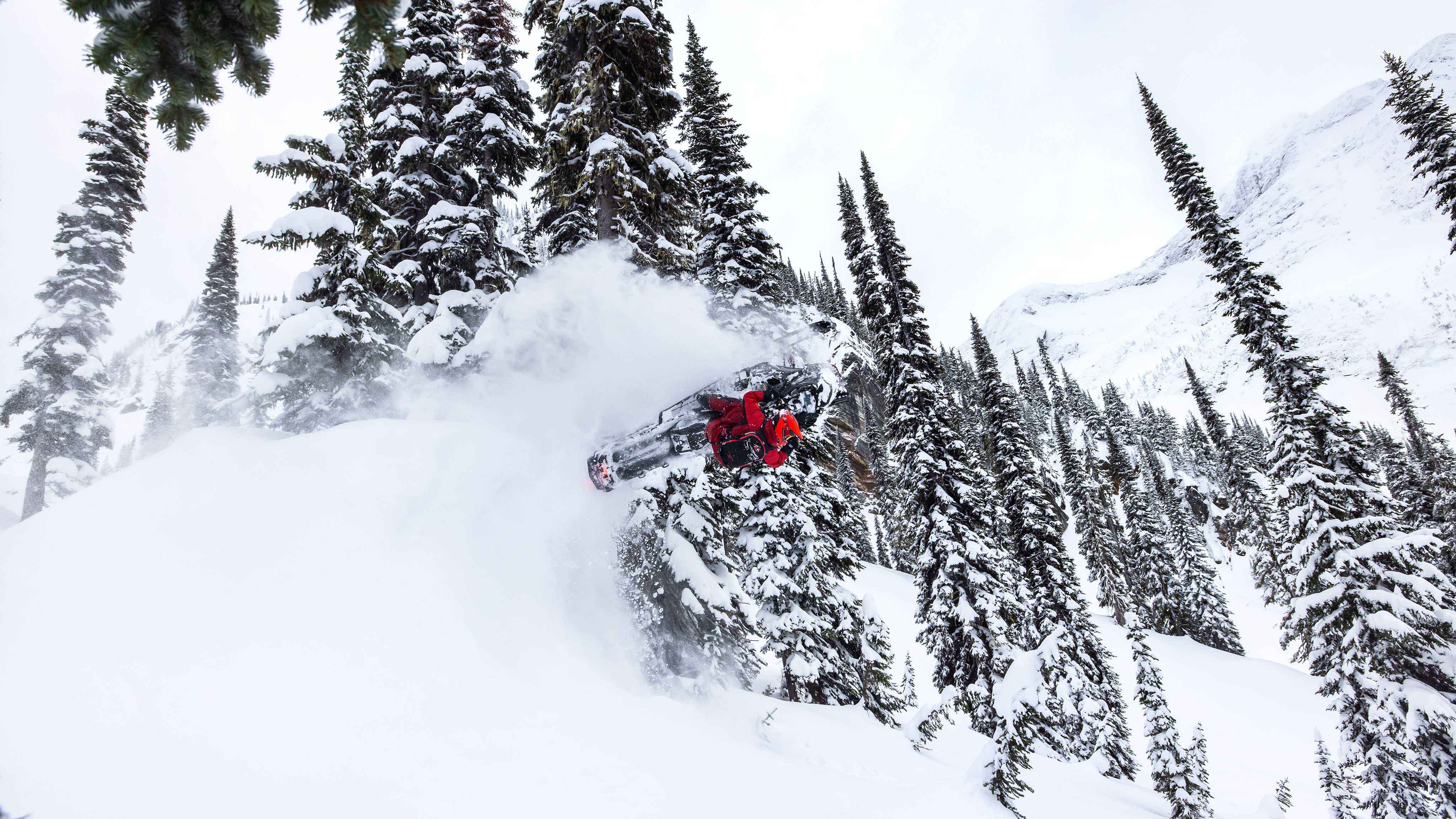 Jazdec skáče v hlbokom snehu so skútrom Ski-Doo Freeride model 2023