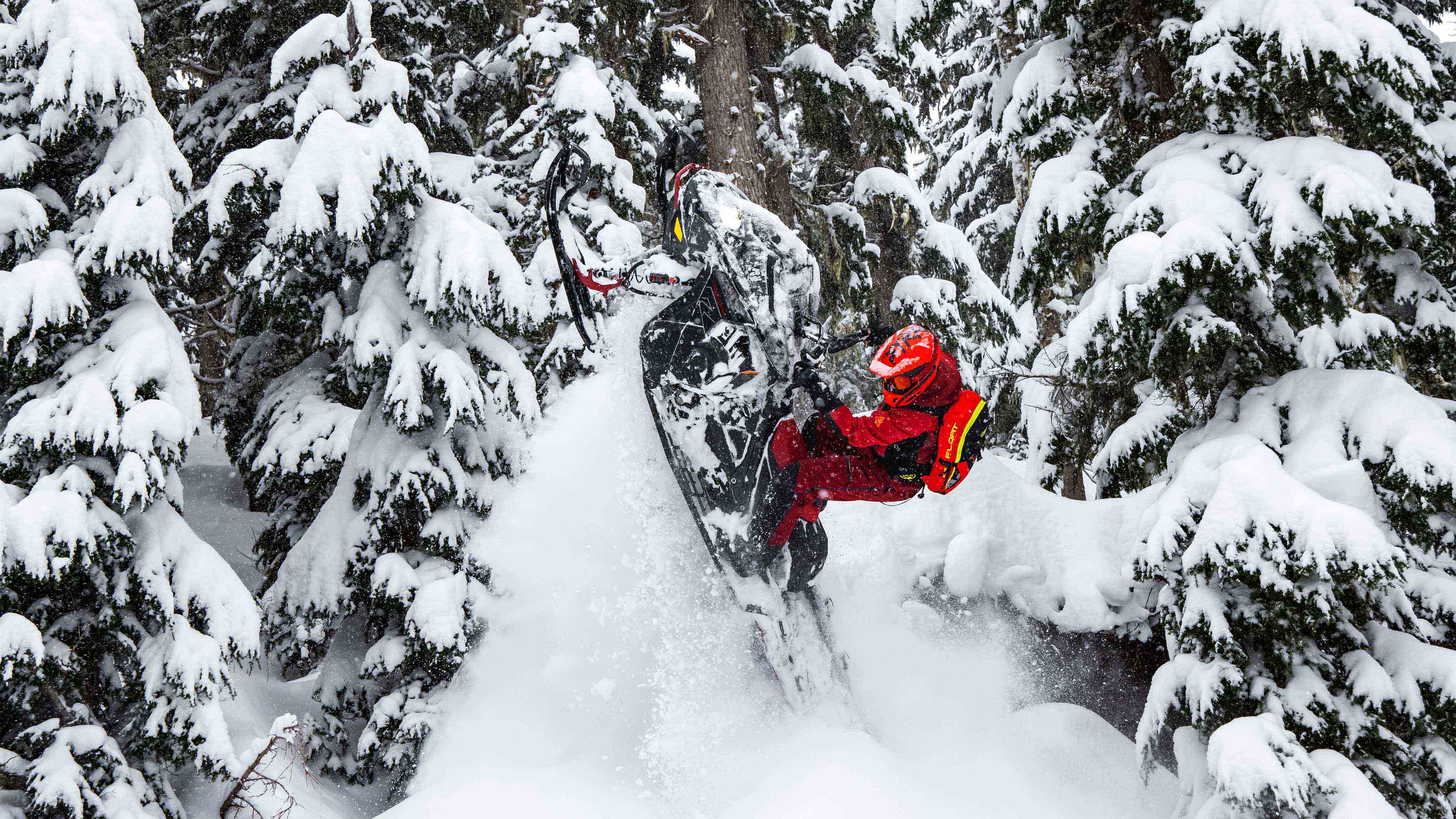 Muž pri skoku so svojím novým horským snežným skútrom Ski-Doo Freeride