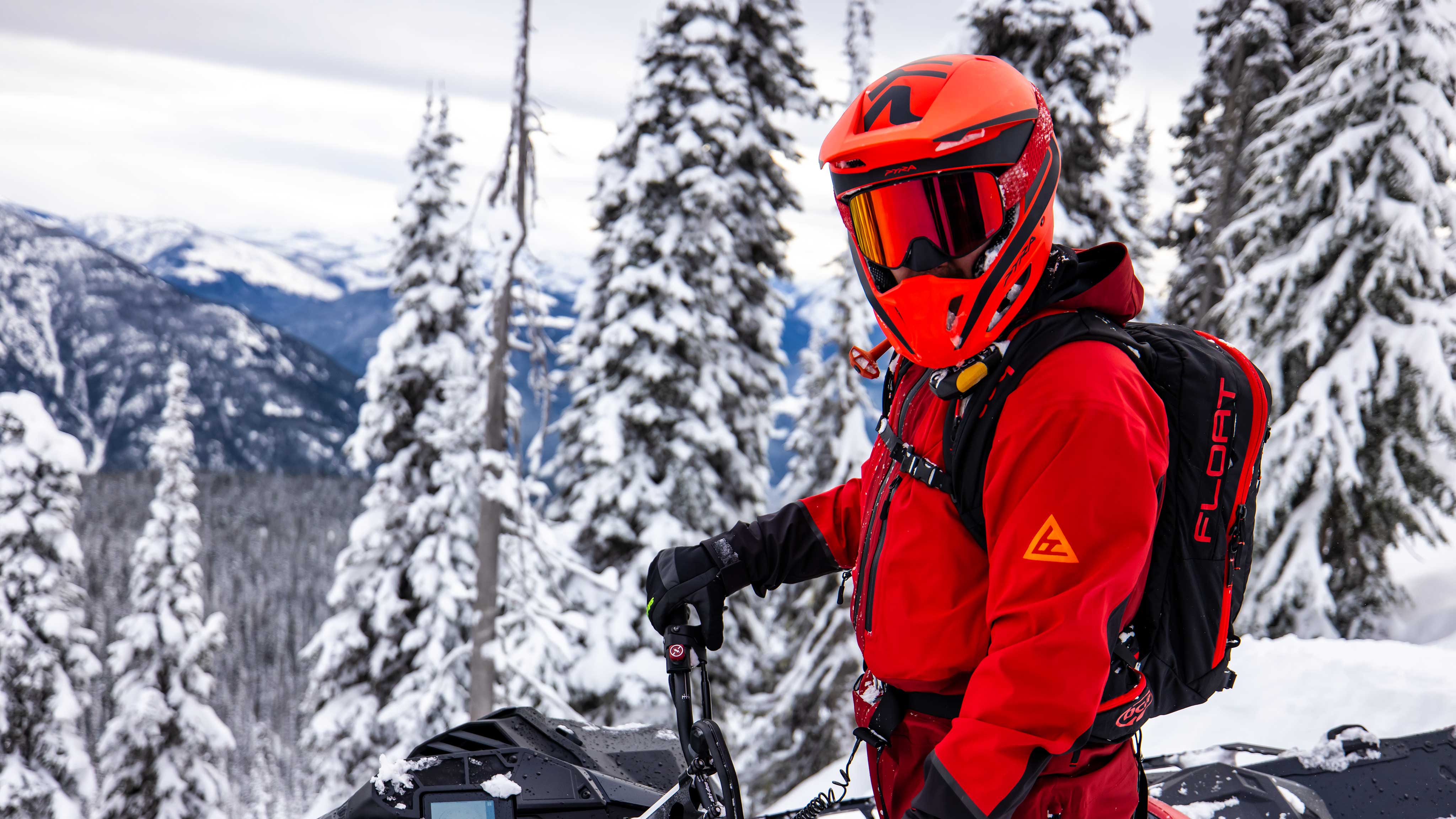 Man on his Freeride with the Pyra Helmet 