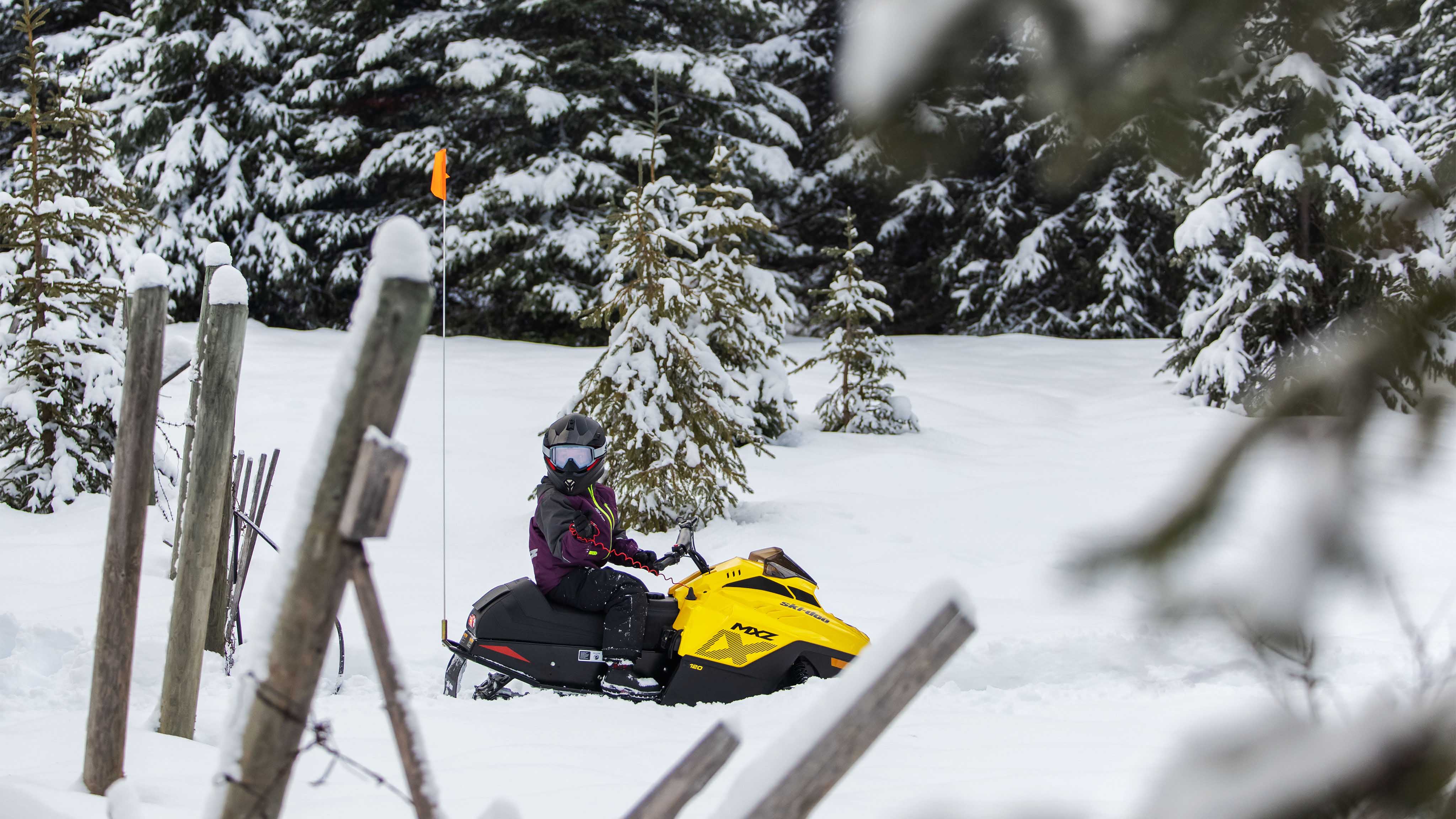 Dieťa objavujúce svet snežných skútrov so svojím Ski-Doo MXZ 120