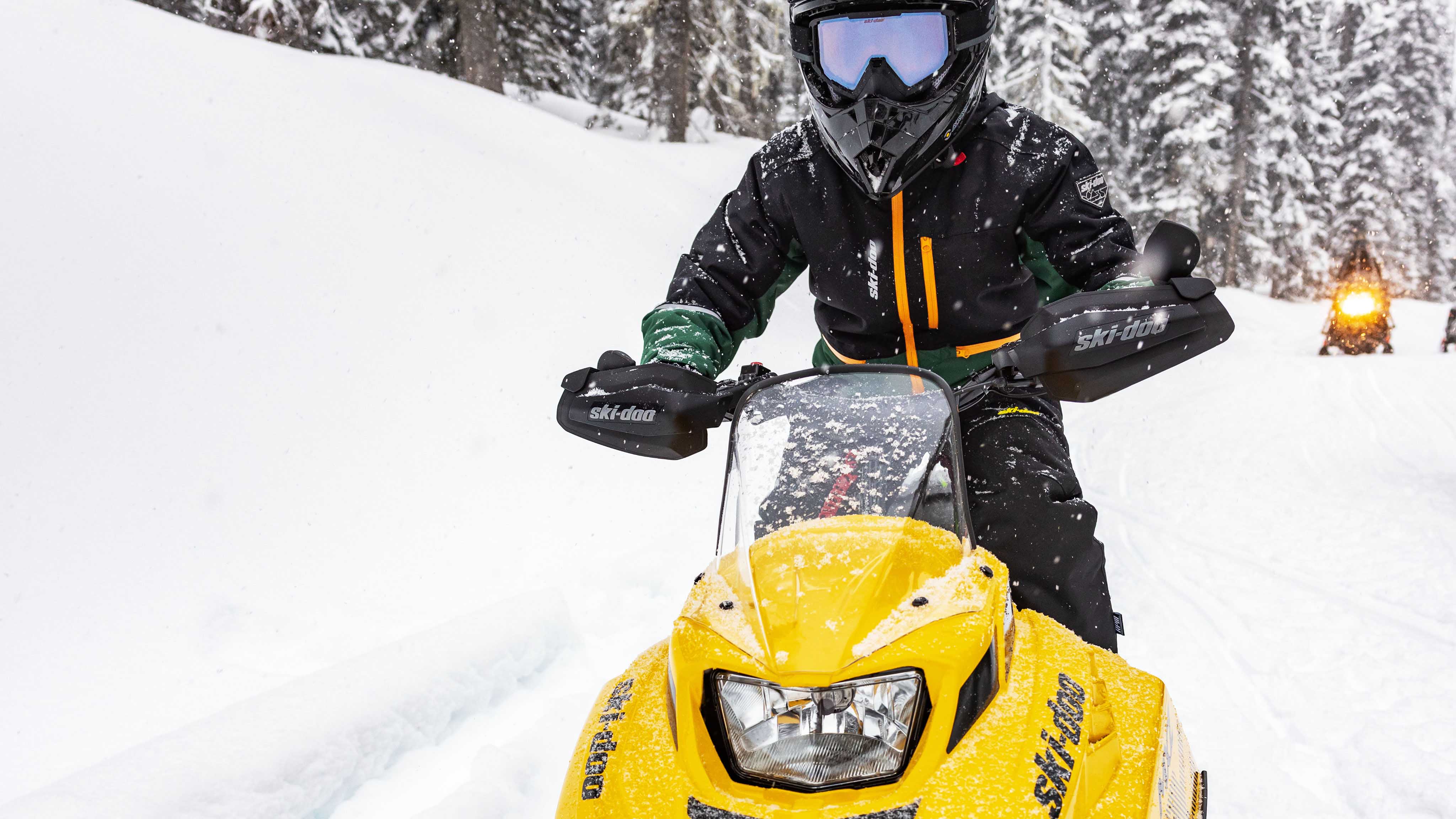 Mladý jazdec objavujúci svet snežných skútrov so svojím Ski-Doo MXZ 200