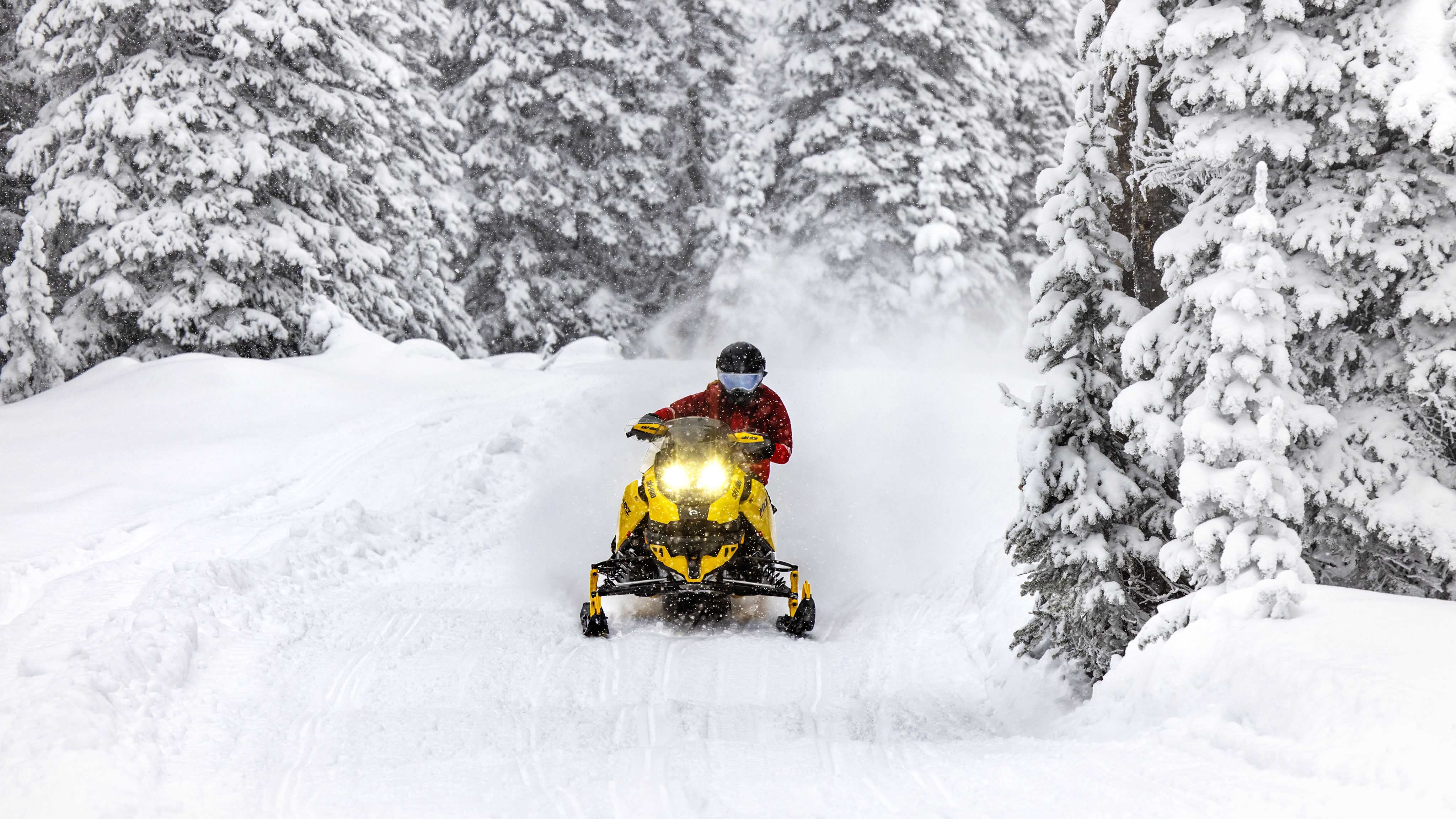 2023 Ski-Doo MXZ ile kar motosikleti yapan adam