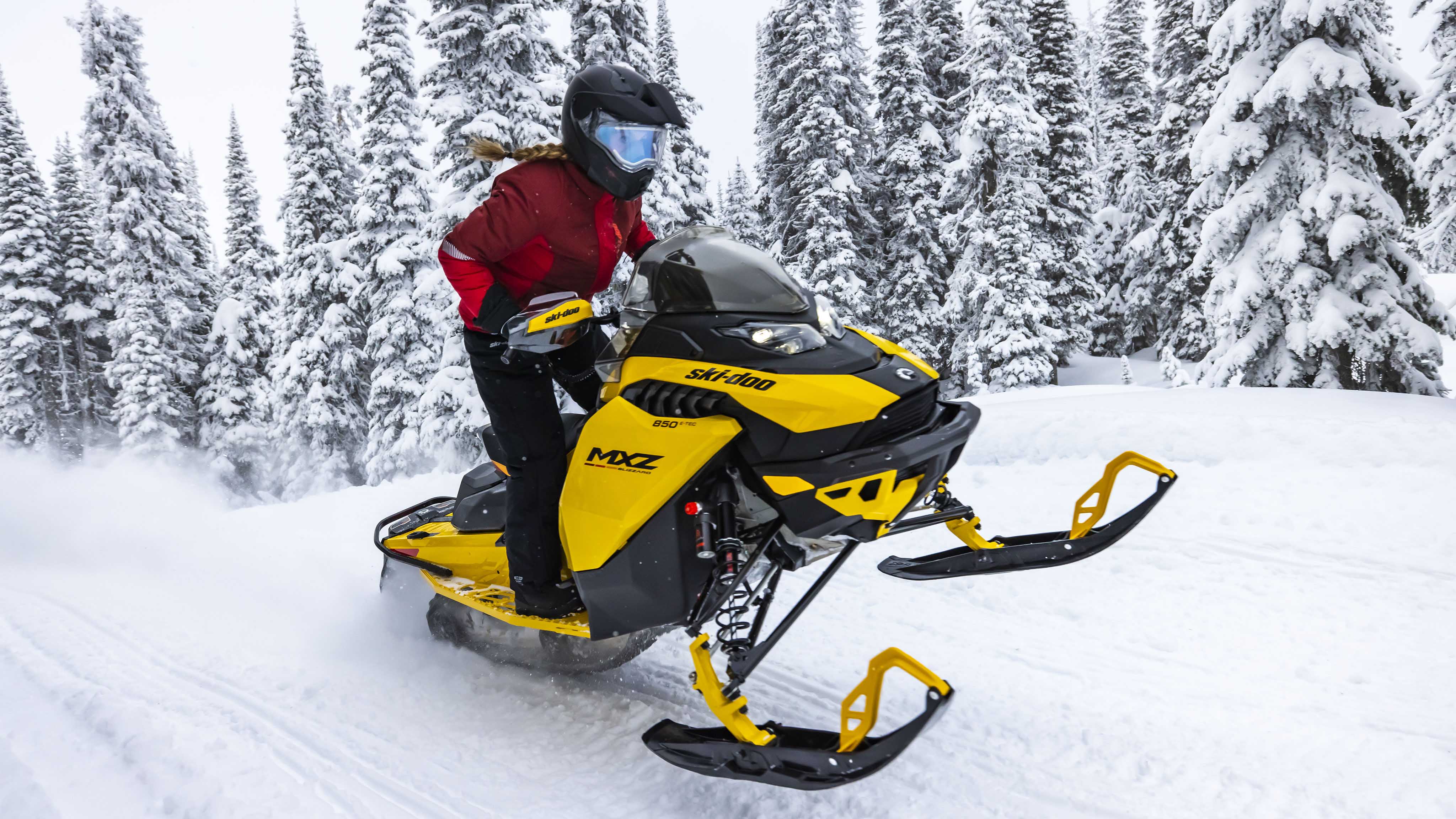 Žena stojí na jej 2023 Ski-Doo MXZ