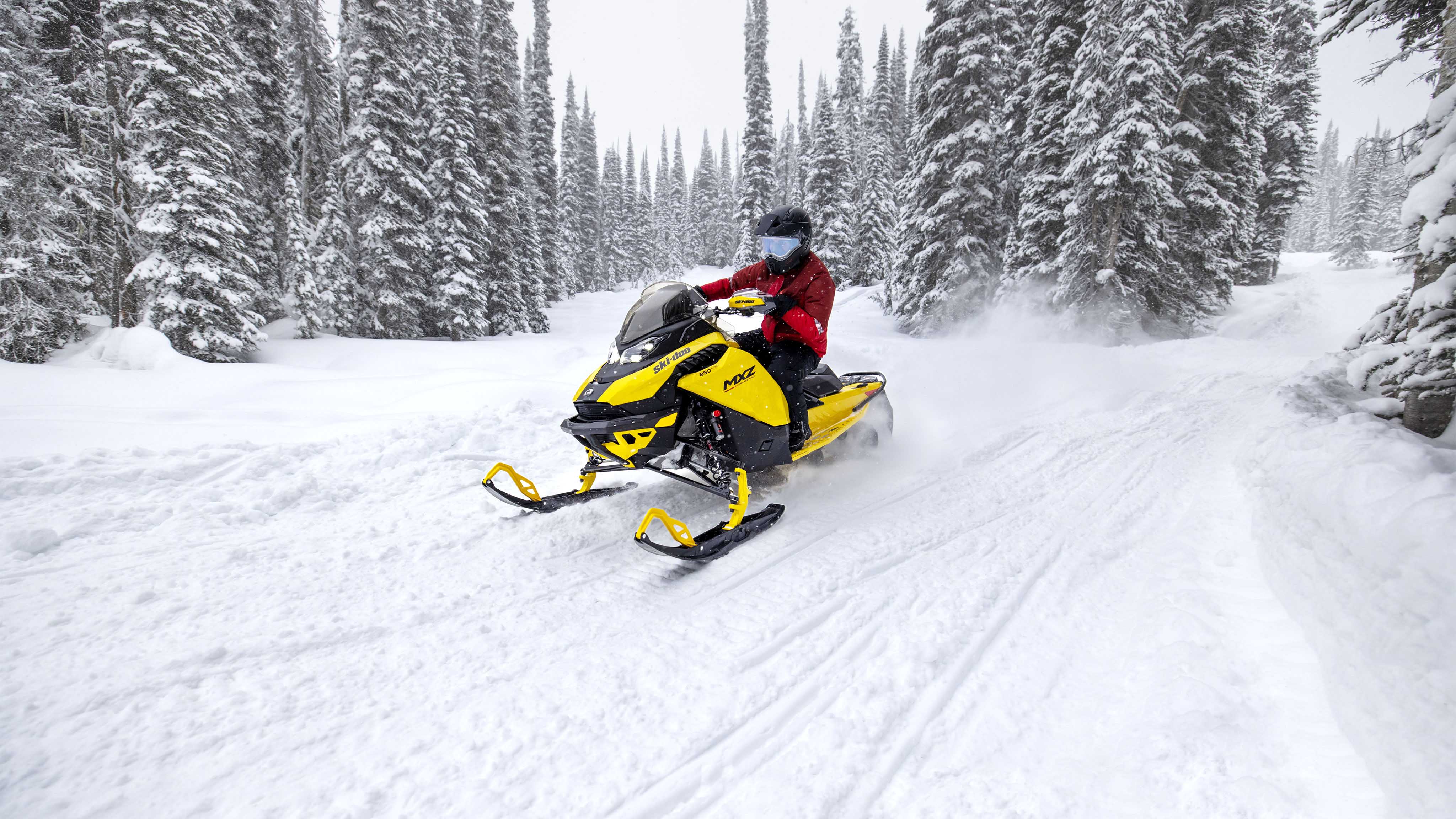 Skúter 2023 Ski-Doo MXZ na trati pre snežné skútre