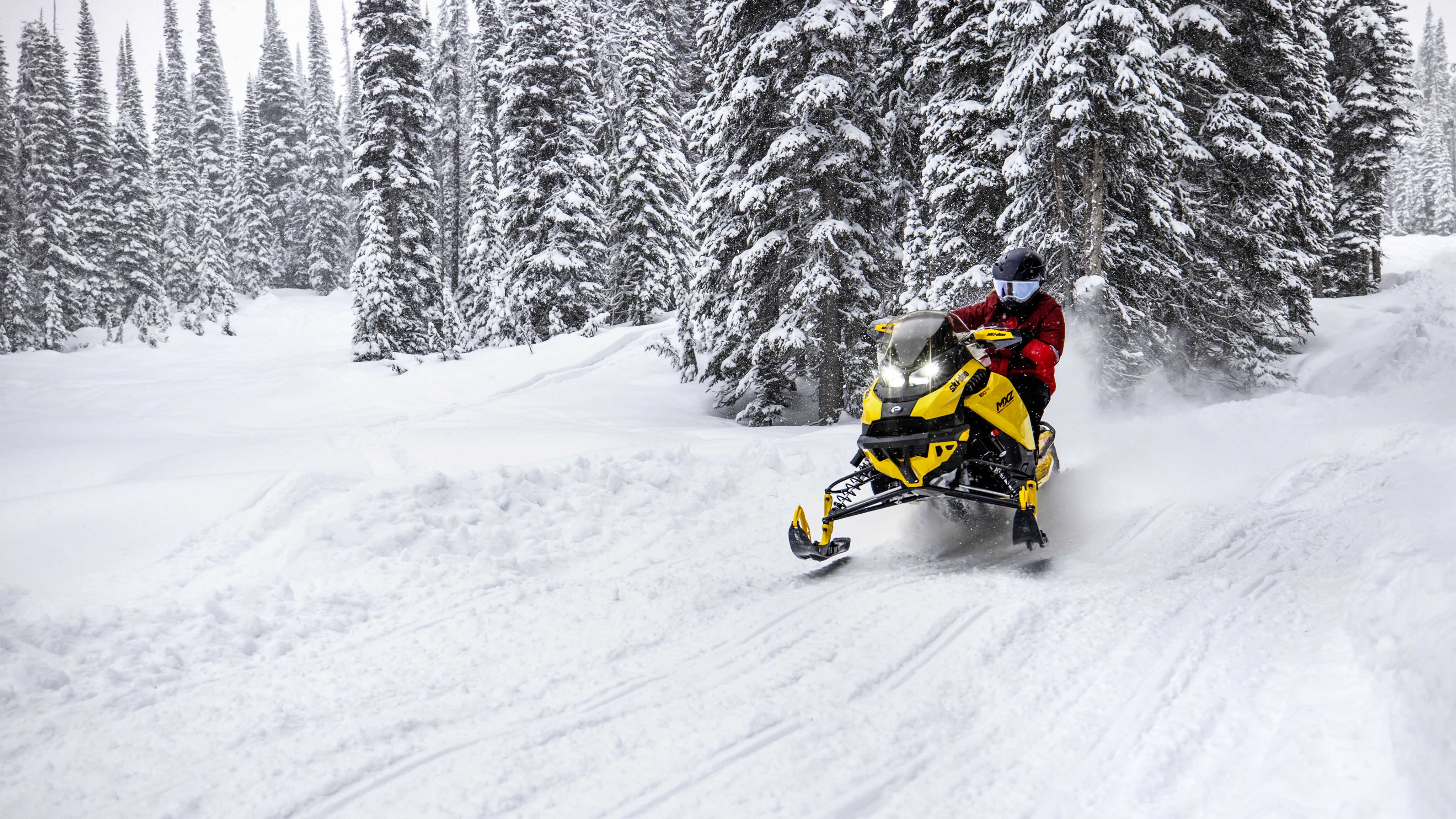 2023 Ski-Doo MXZ ile kar motosikleti binen adam