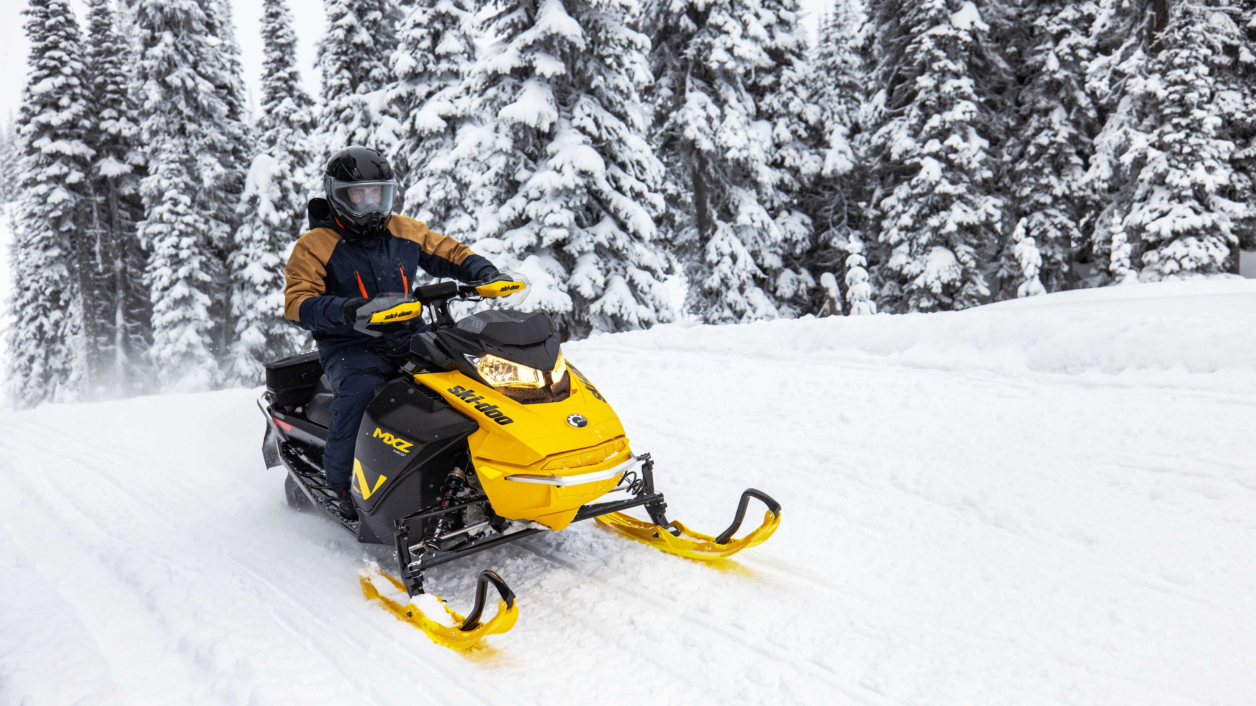 Ski-Doo MXZ Neo model 2023 na trati pre snežné skútre
