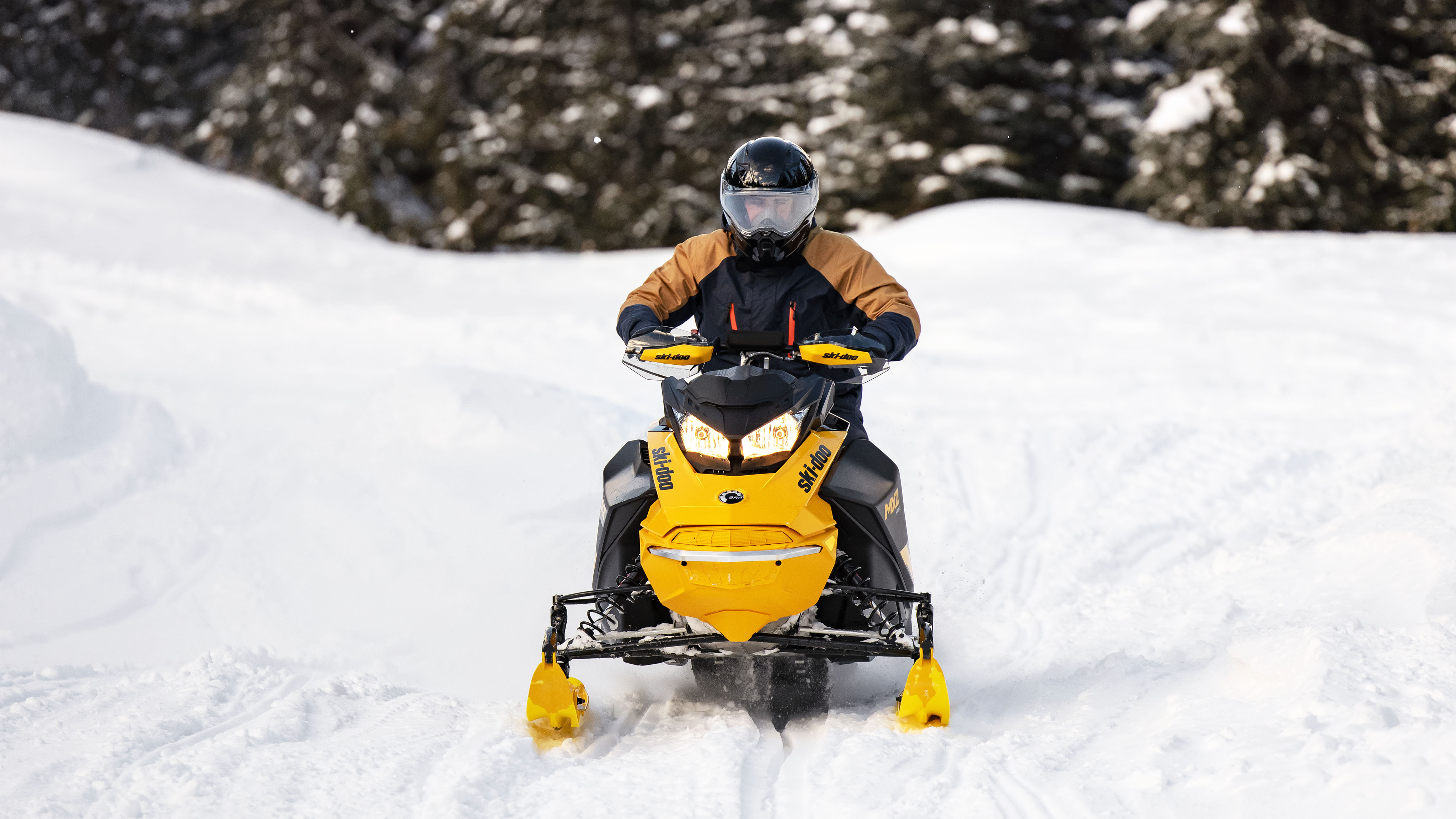 Ski-Doo MXZ NEO model 2023 na trati pre snežné skútre