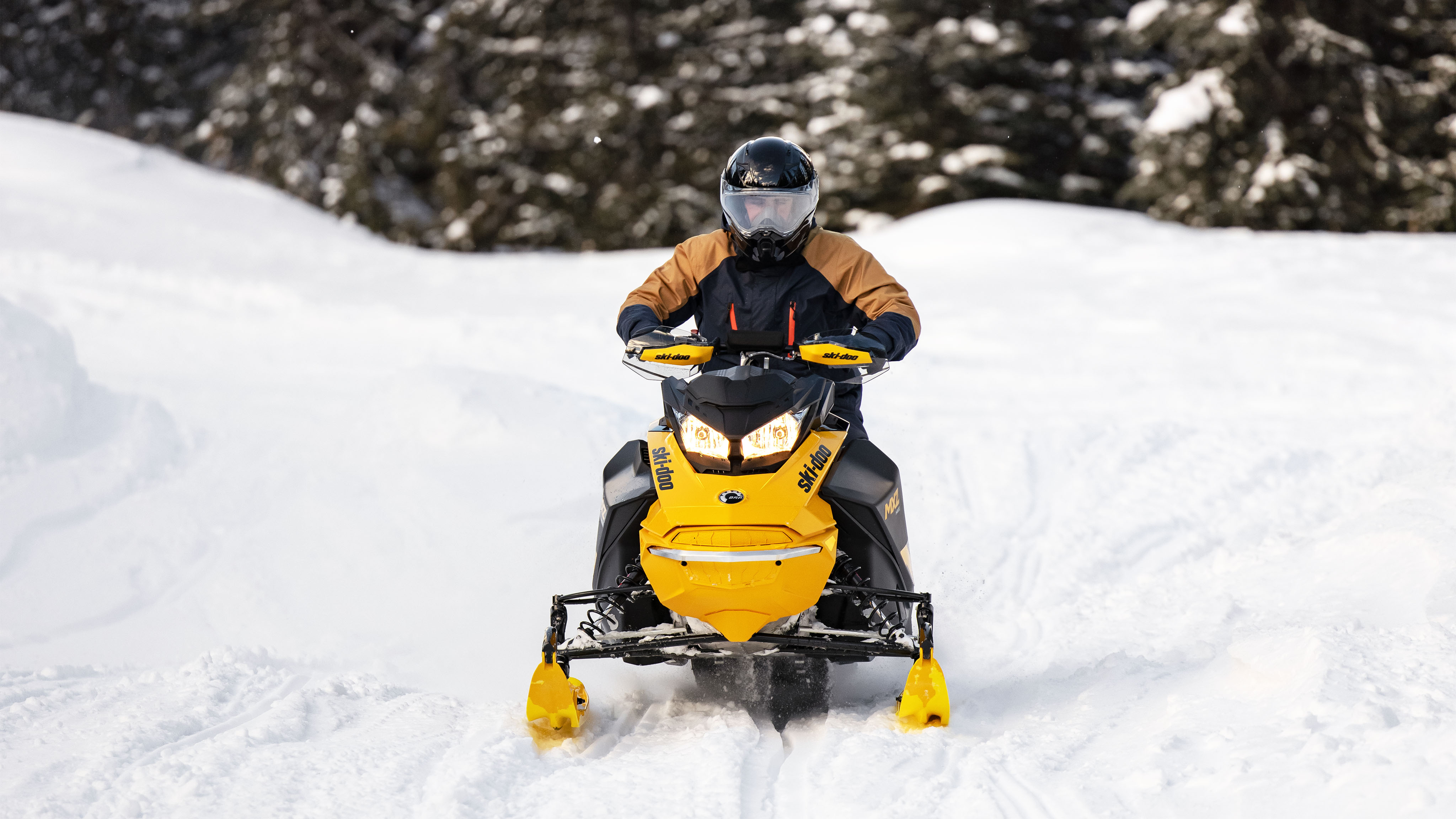 2023 Ski-Doo MXZ Neo na trati pre snežné skútre