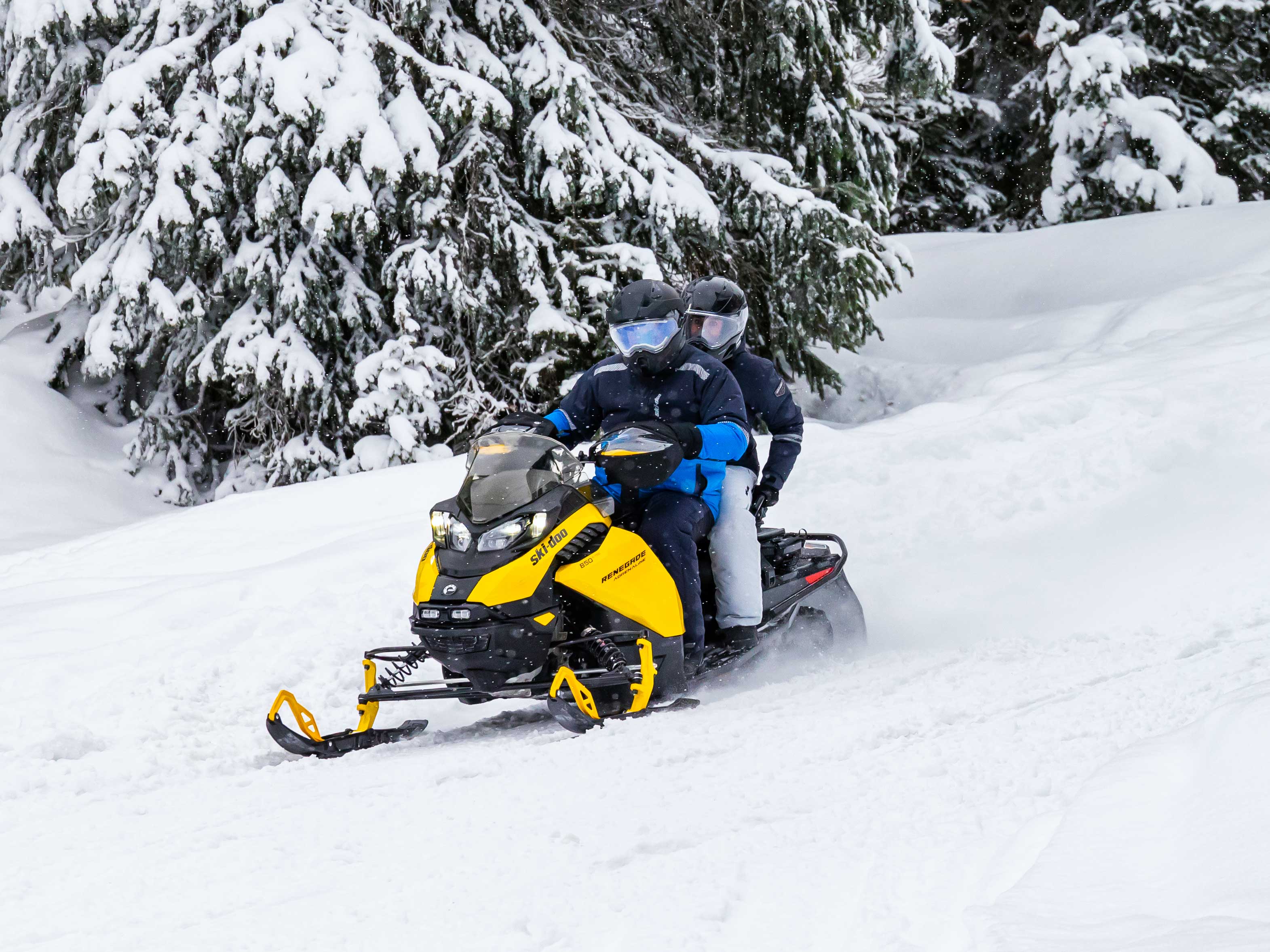 Ski-Doo skúter s pasažierom na trati