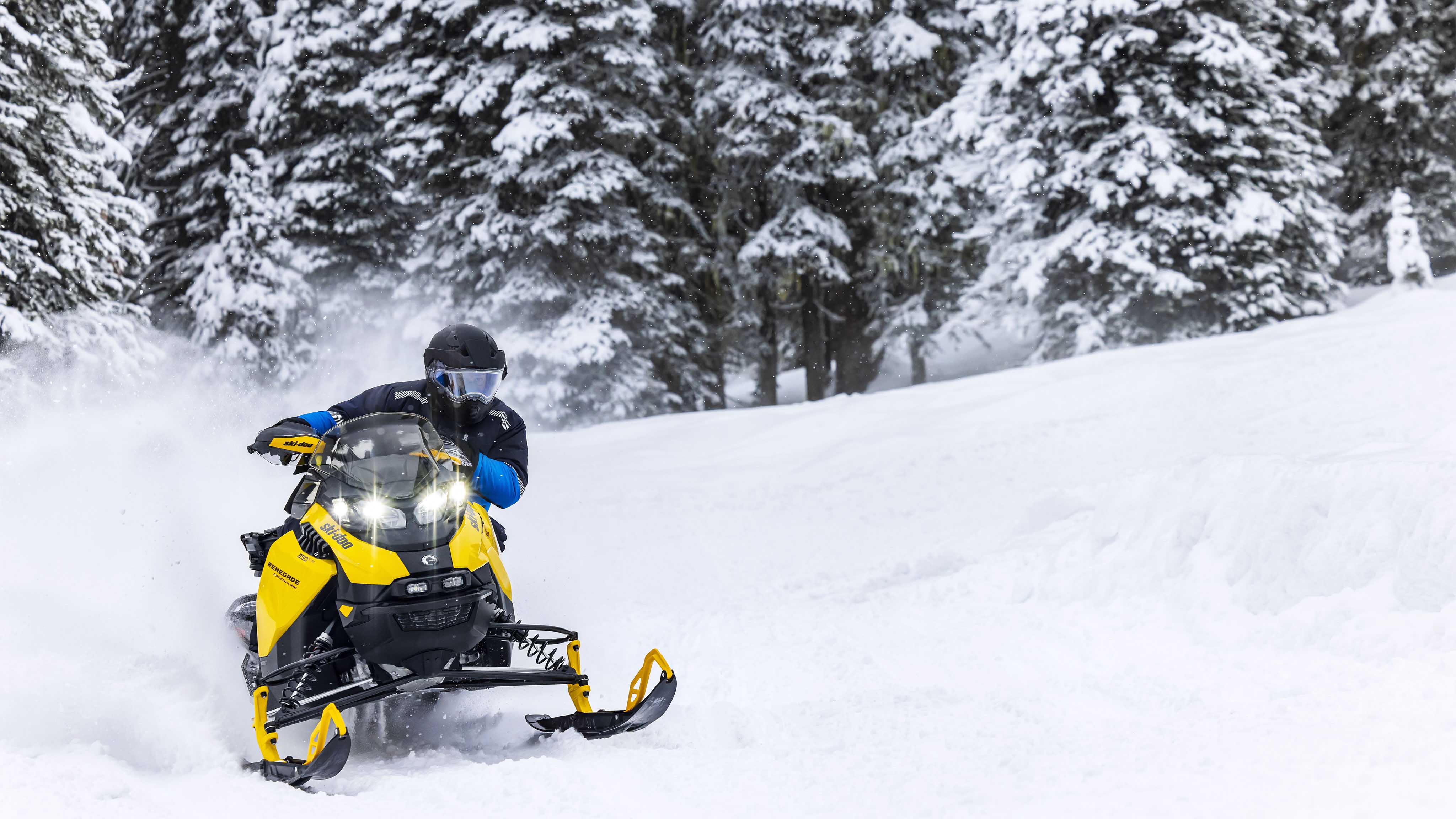 Muž jazdiaci v zákrute so svojím skútrom Ski-Doo Renegade model 2023
