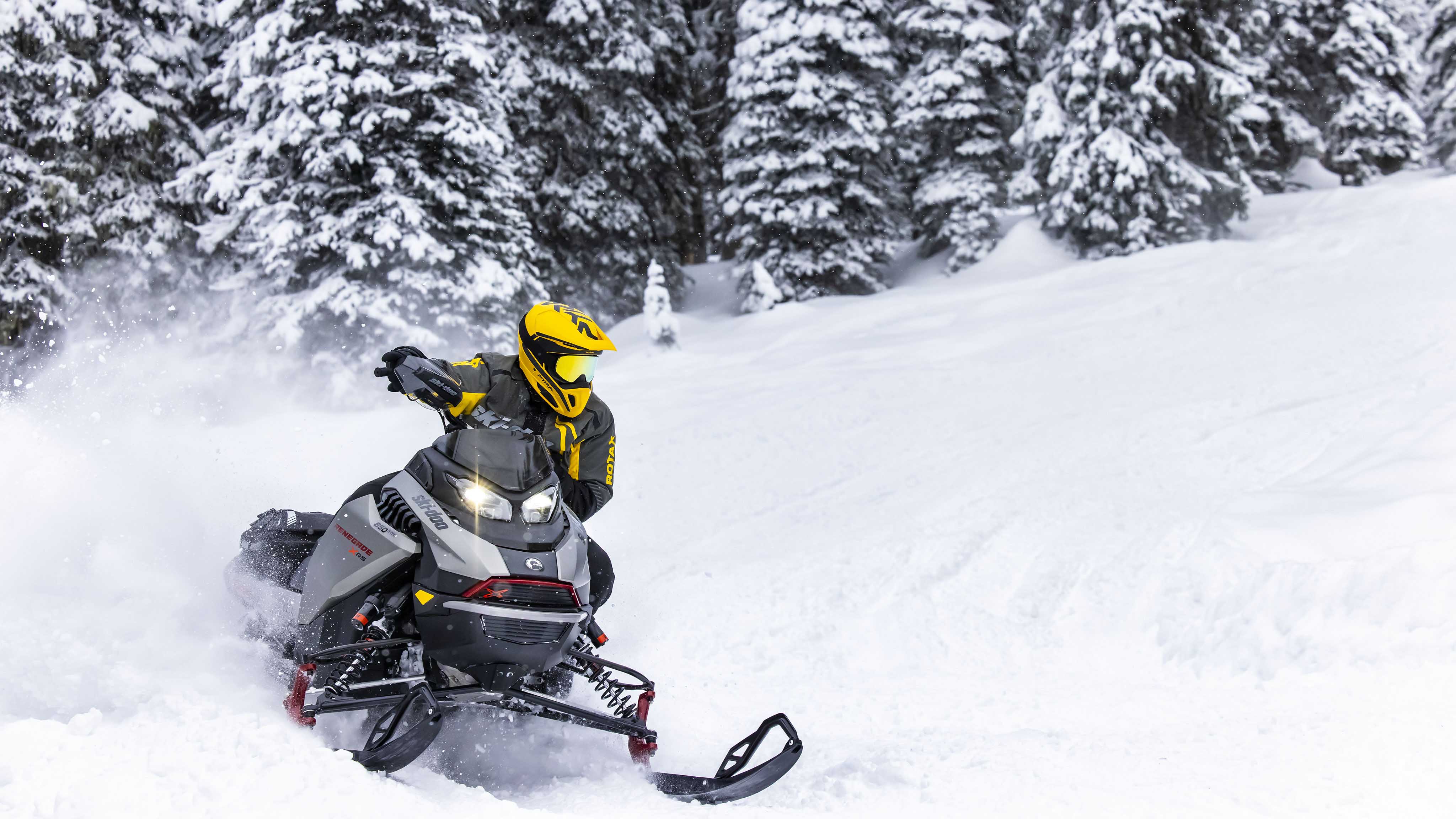 Muž jazdí na trati pre skútre 2023 Ski-Doo Renegade