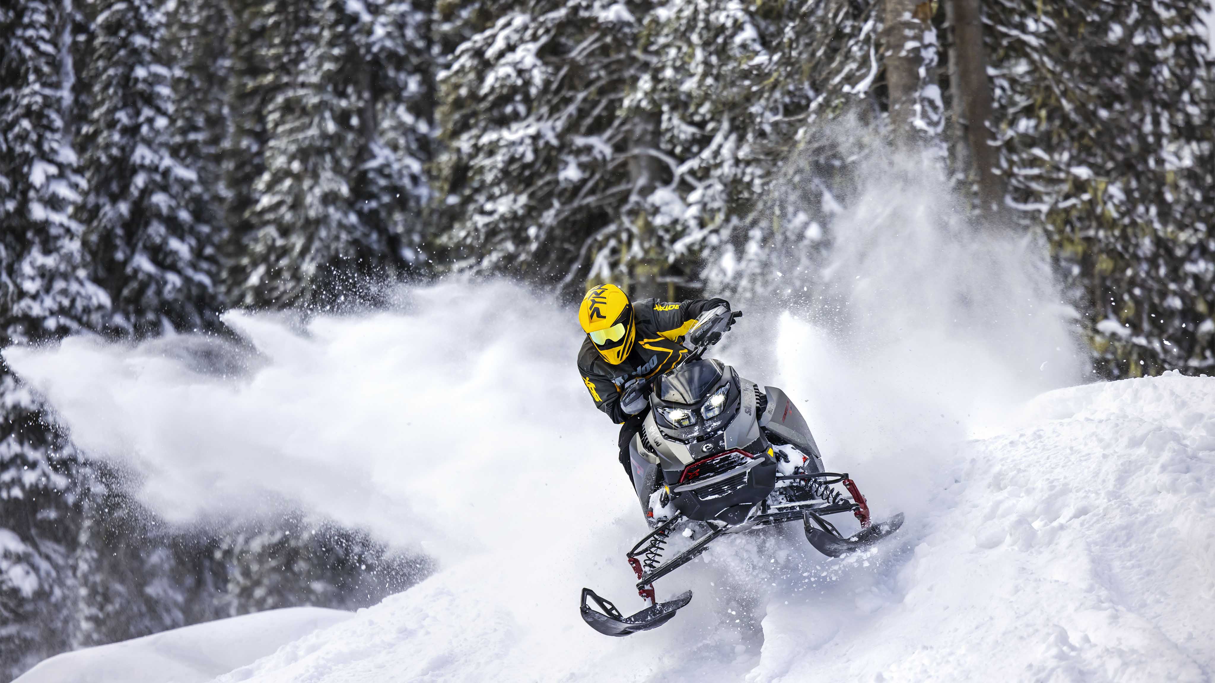 mężczyzna pokonujący ostry zakręt na skuterze śnieżnym Ski-Doo Renegade 2023