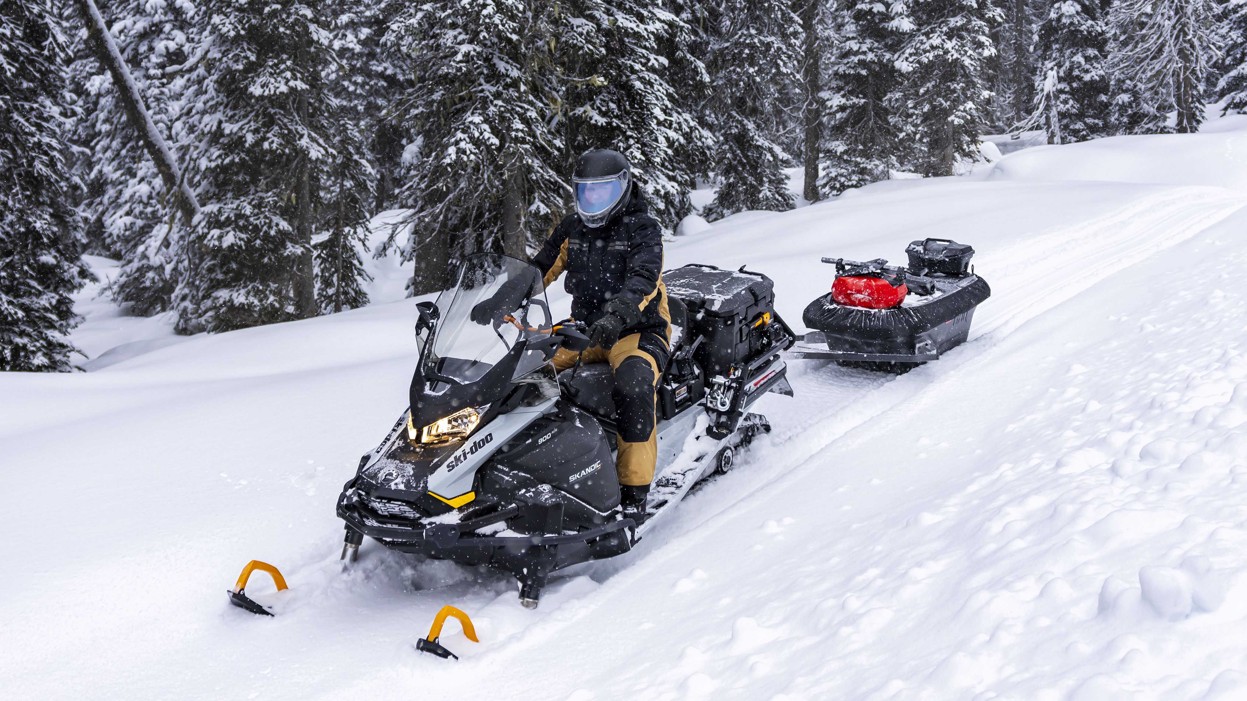 Ski-Doo Skandic 2023 ciągnący ładunek