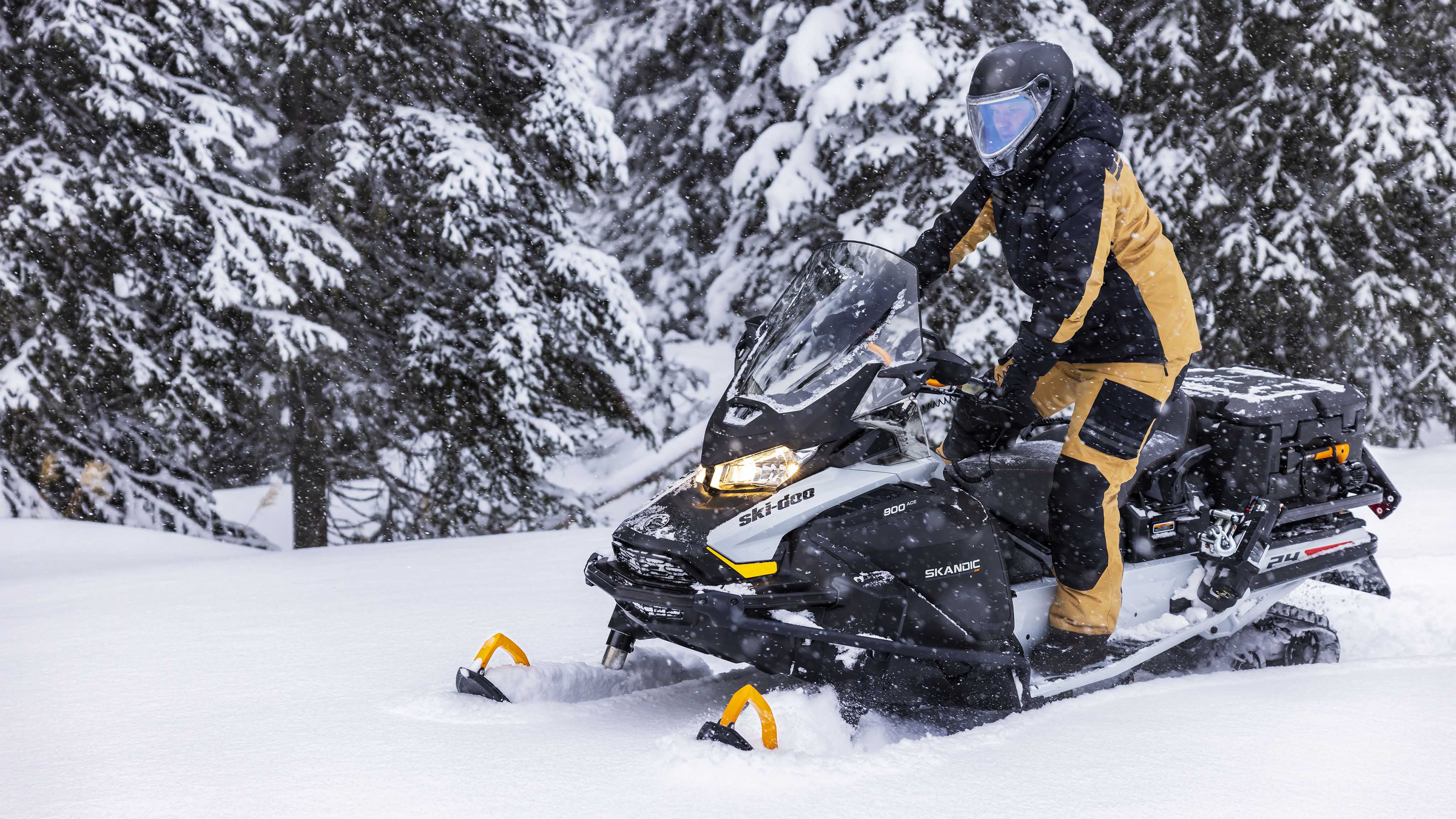 2023 Ski-Doo Skandic'inin üzerinde duran adam