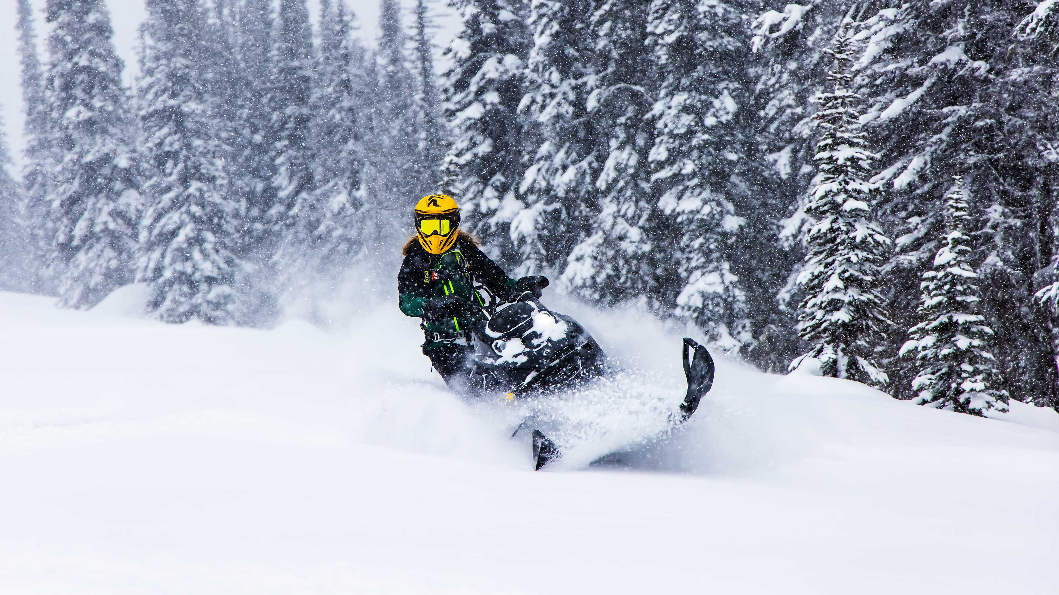 Stefanie Dean jazdí na Ski-Doo Summit Edge v hlbokom snehu