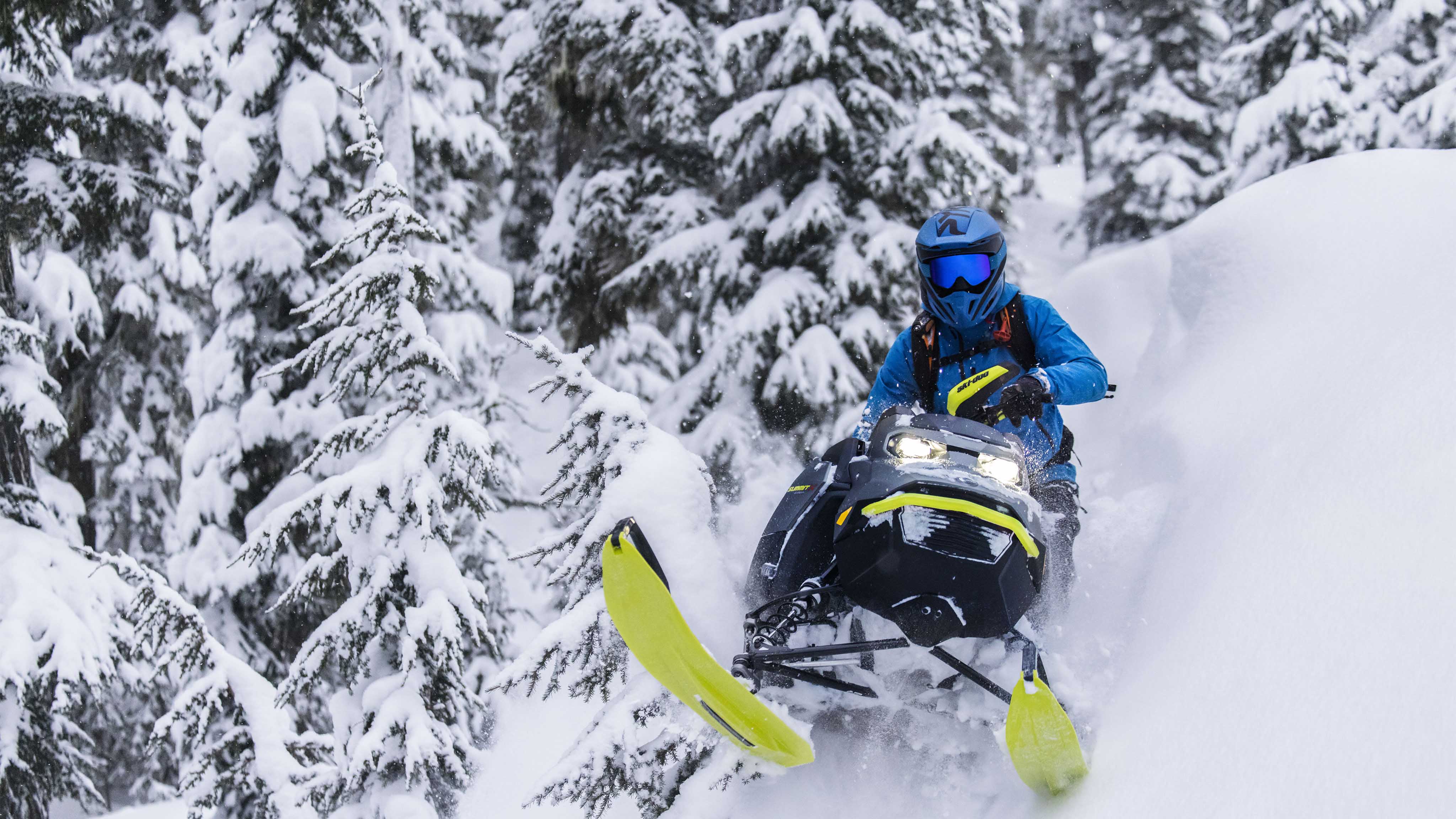 Muž užívajúci si jazdu na snežnom Ski-Doo Summit model 2023