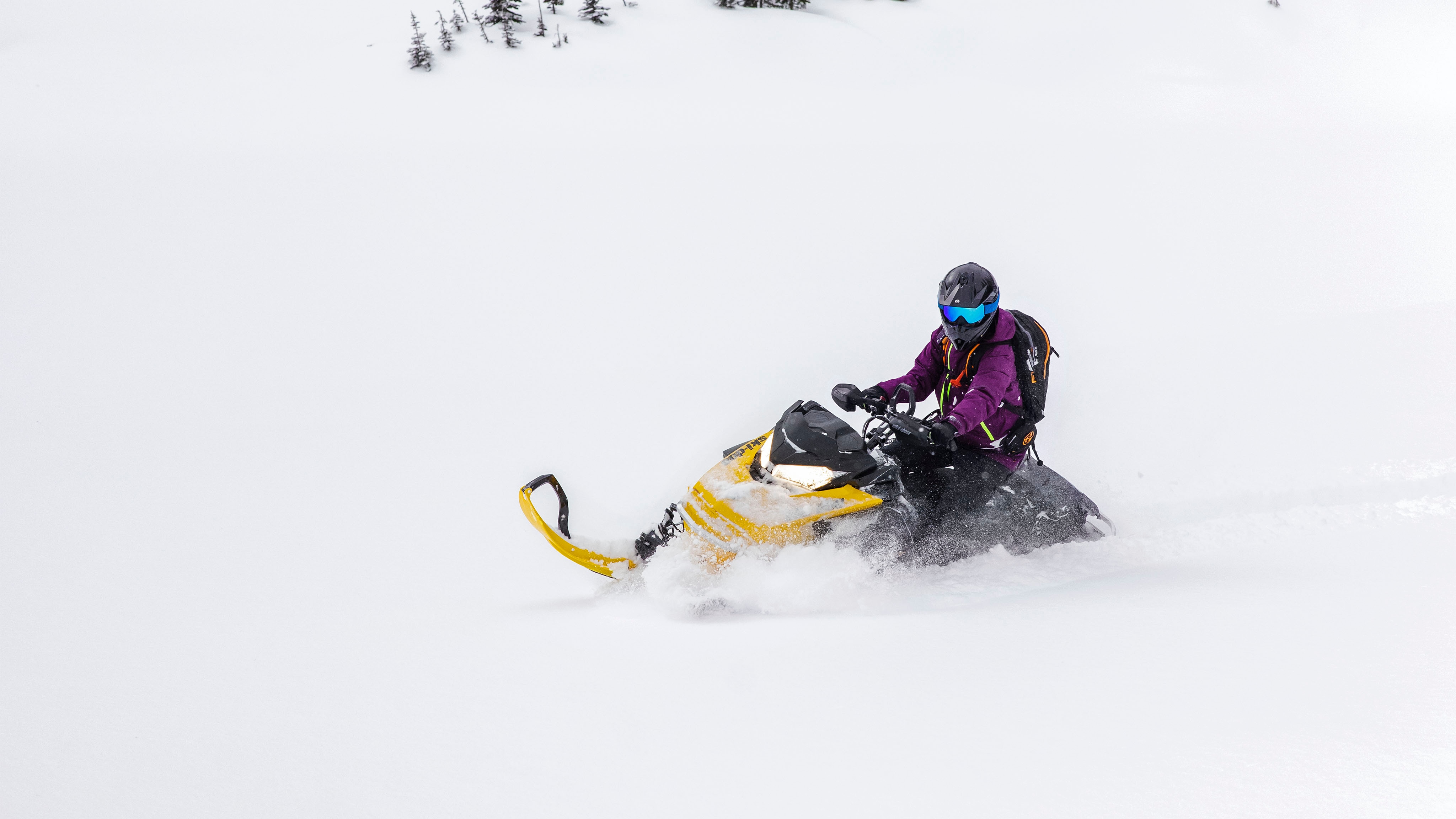 2023 Ski-Doo Summit Neo ile derin karın tadını çıkaran kadın