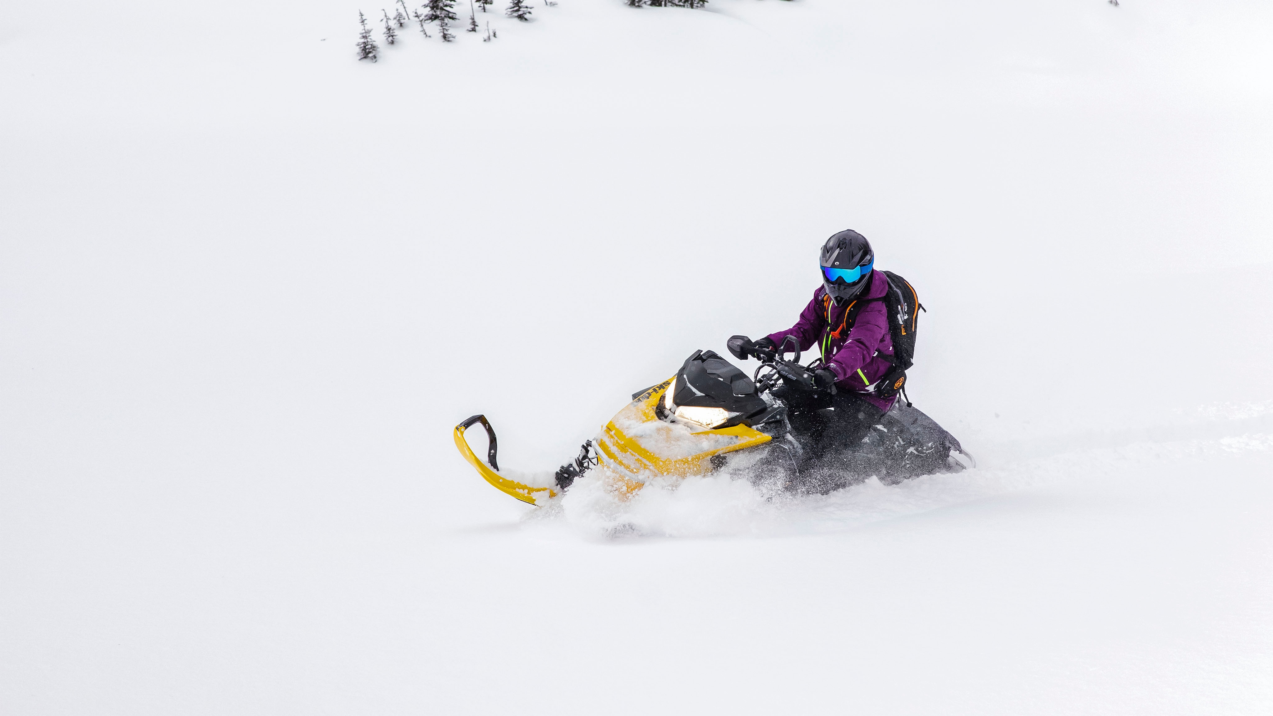 Девојк која ужива со својата моторна санка 2024 Ski-Doo Summit Neo