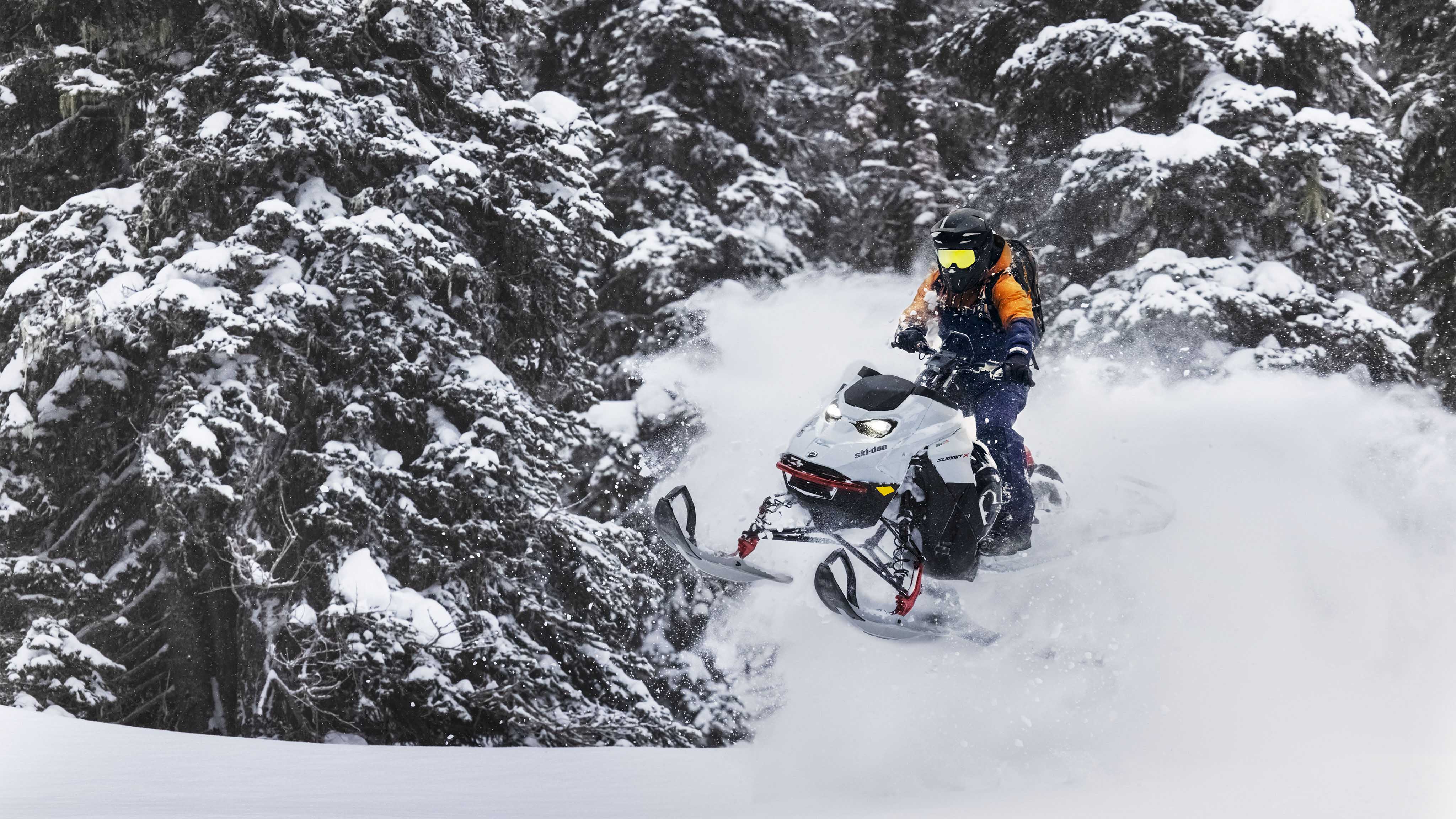 SKI&SEA Возач кој скока во длабок снег со својата Ski-Doo Summit моторна санка 2023 