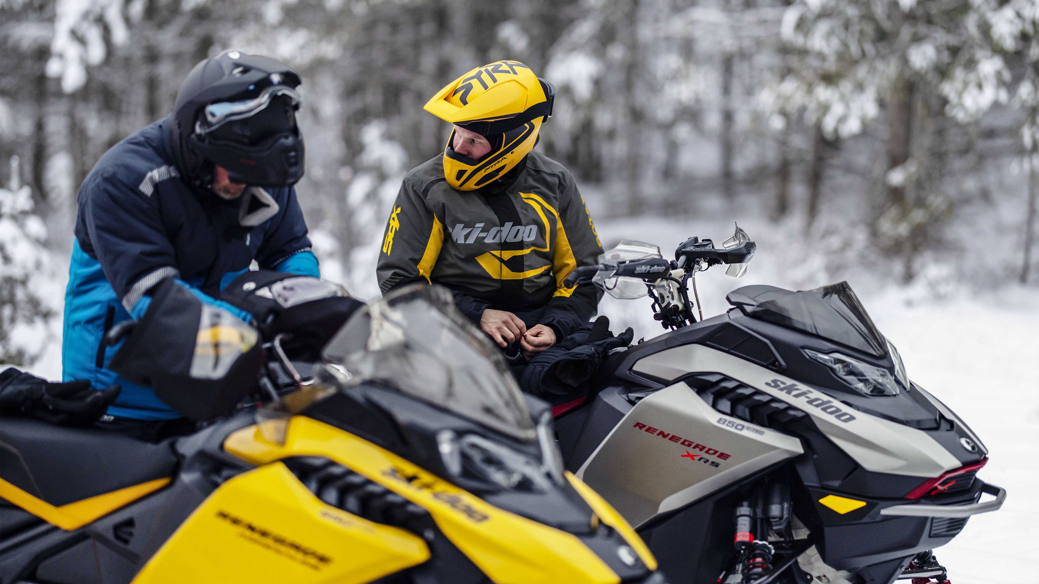 2 jazdci pred jazdou na skútroch 2023 Ski-Doo Renegade